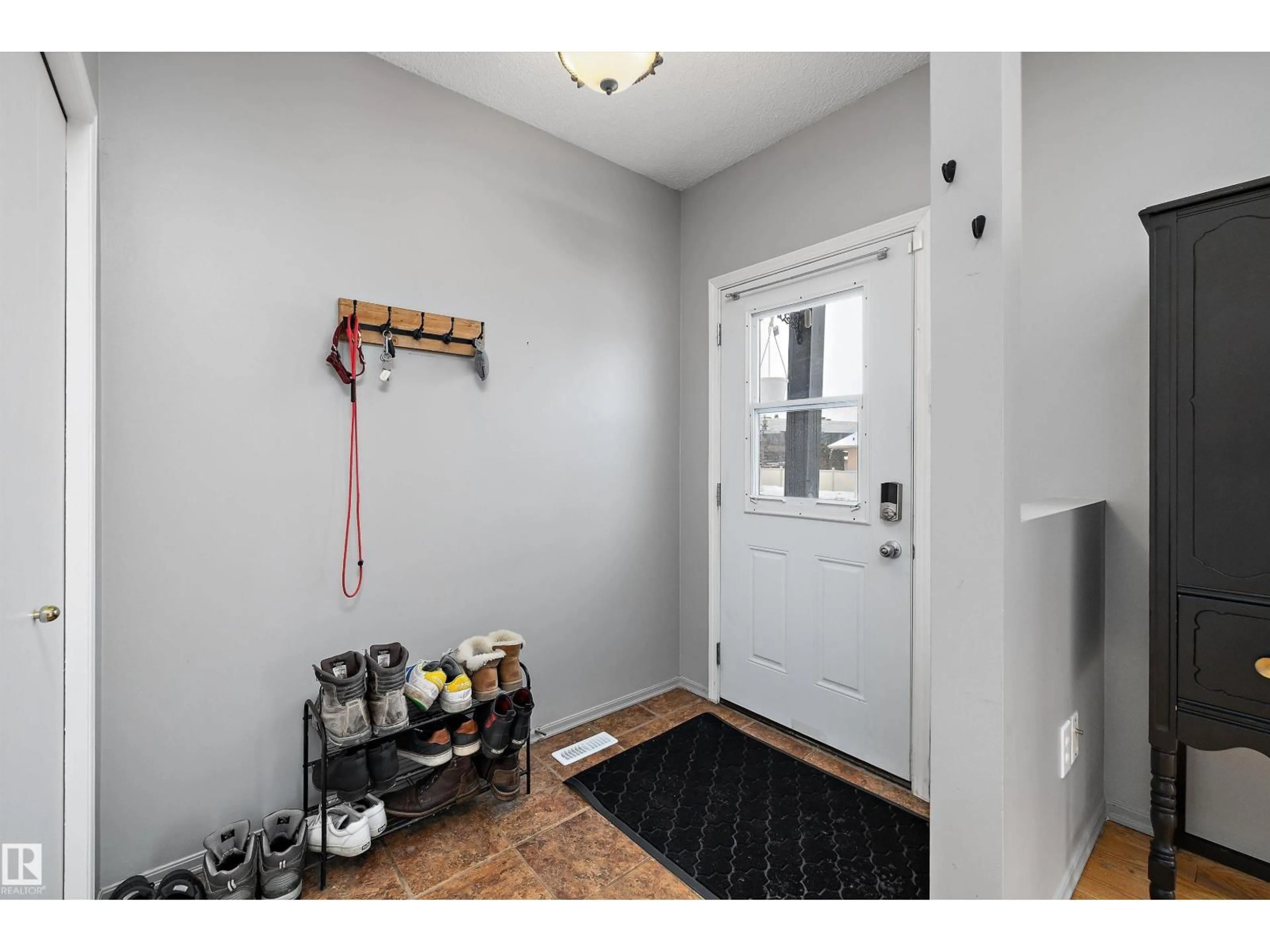 Indoor entryway for 8007 160 AV NW, Edmonton Alberta T5Z3A2