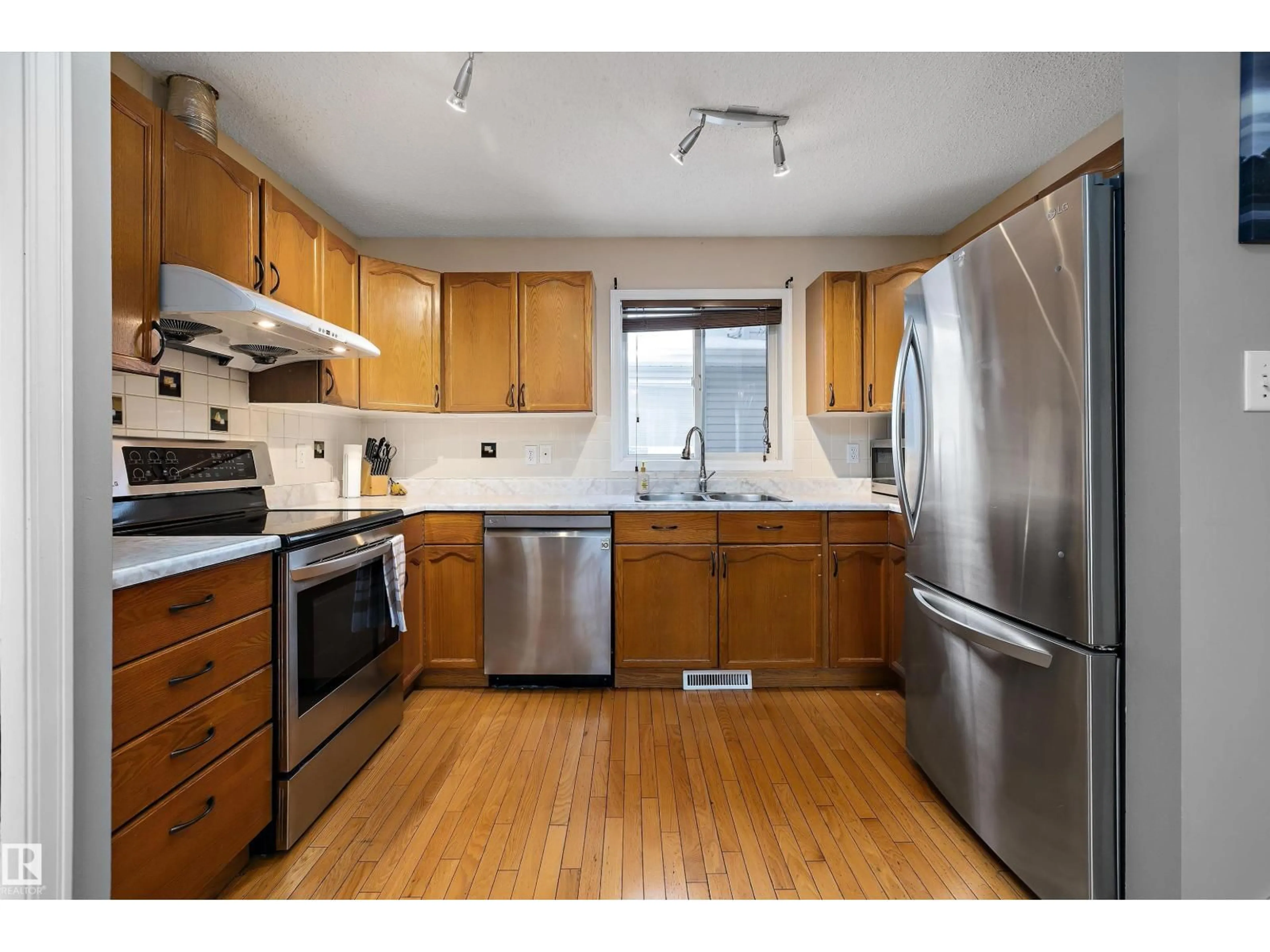 Standard kitchen, wood/laminate floor for 8007 160 AV NW, Edmonton Alberta T5Z3A2