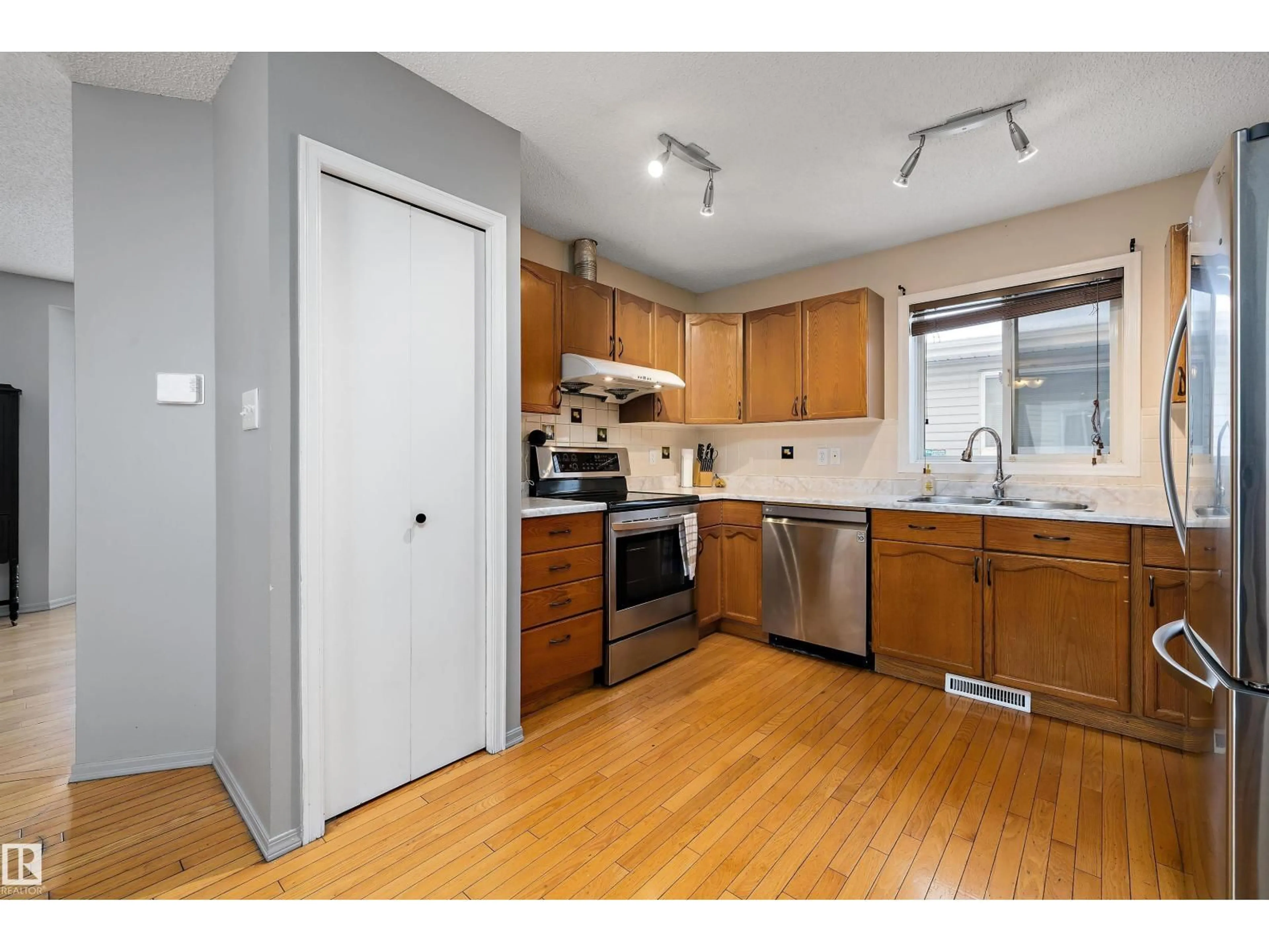 Standard kitchen, wood/laminate floor for 8007 160 AV NW, Edmonton Alberta T5Z3A2