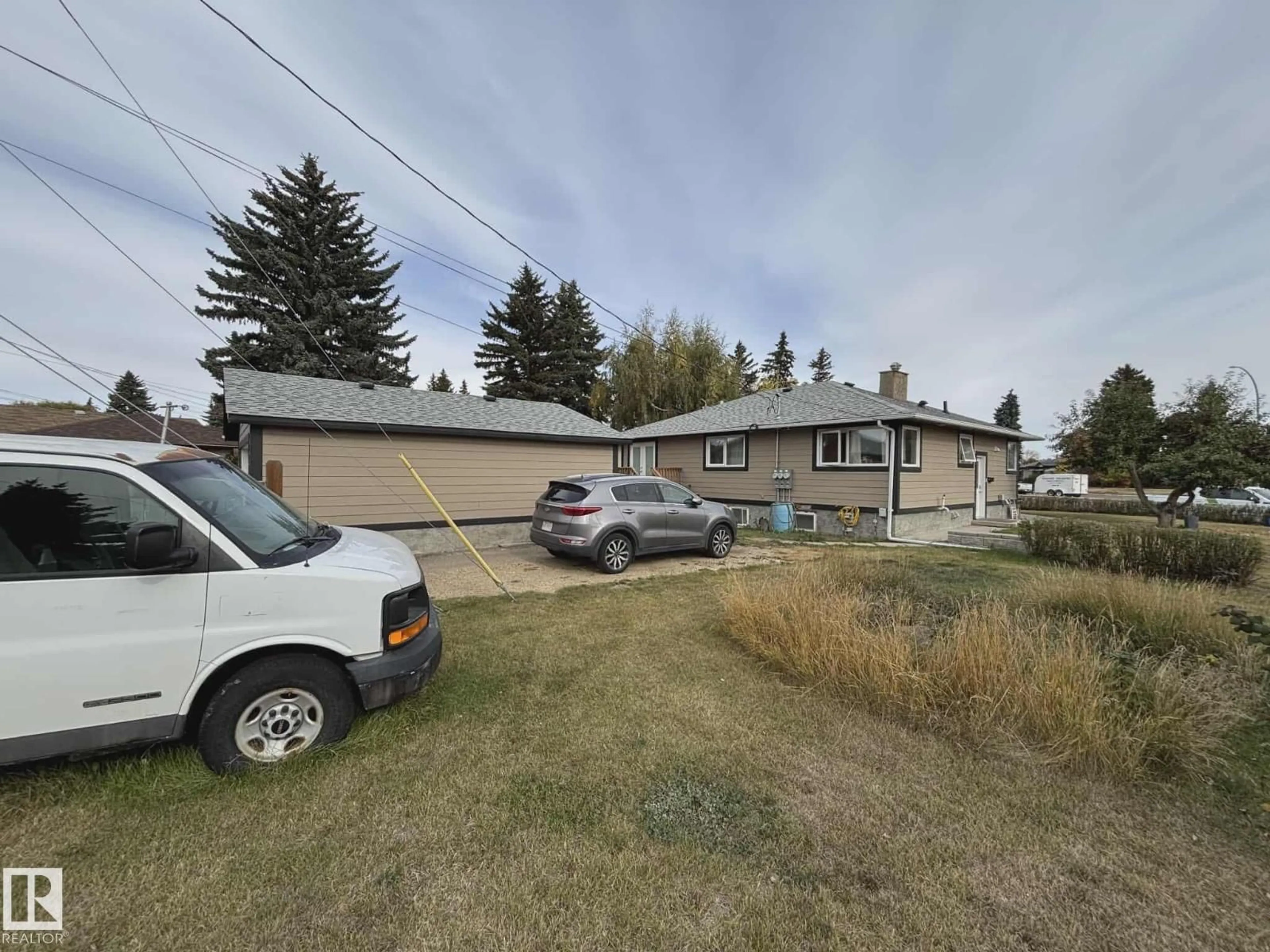 A pic from outside/outdoor area/front of a property/back of a property/a pic from drone, street for 13538 127 ST, Edmonton Alberta T5L1B9