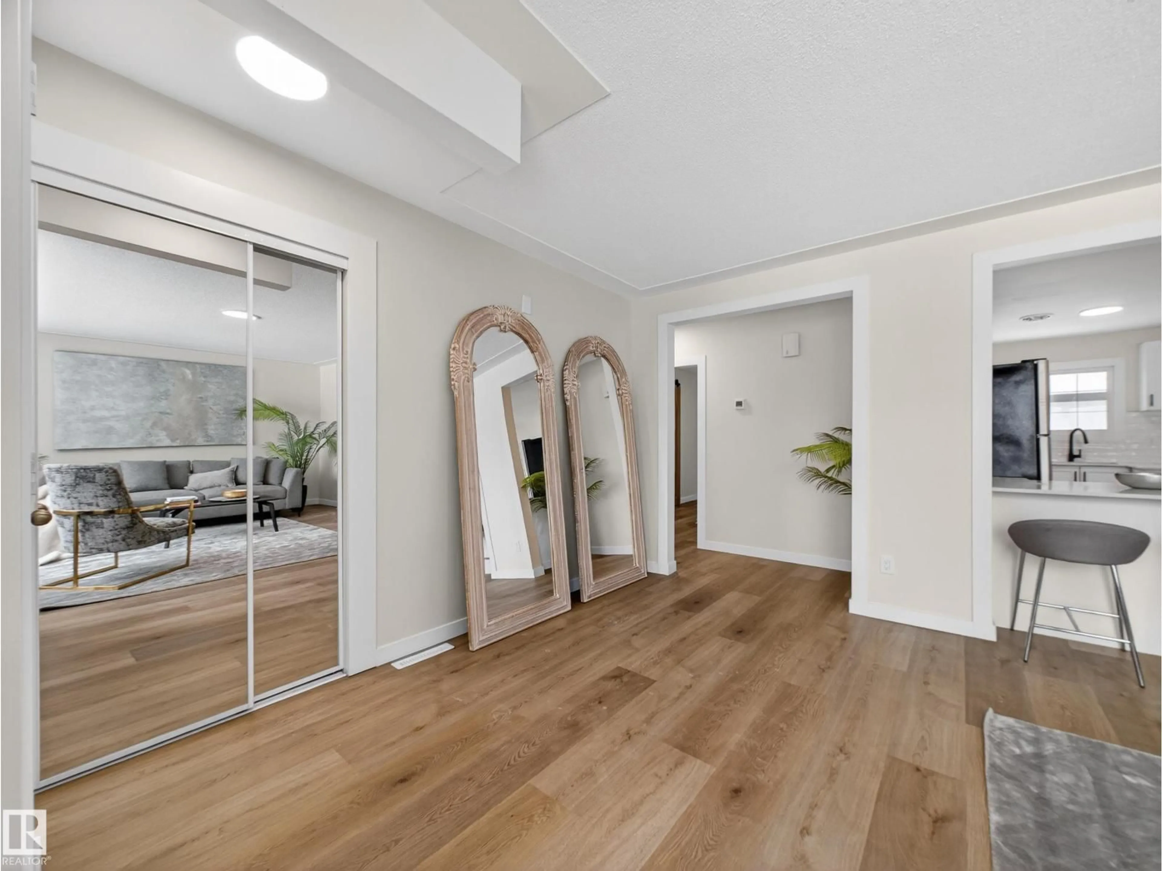 Indoor foyer for 4841 114 AV, Edmonton Alberta T5W0T7