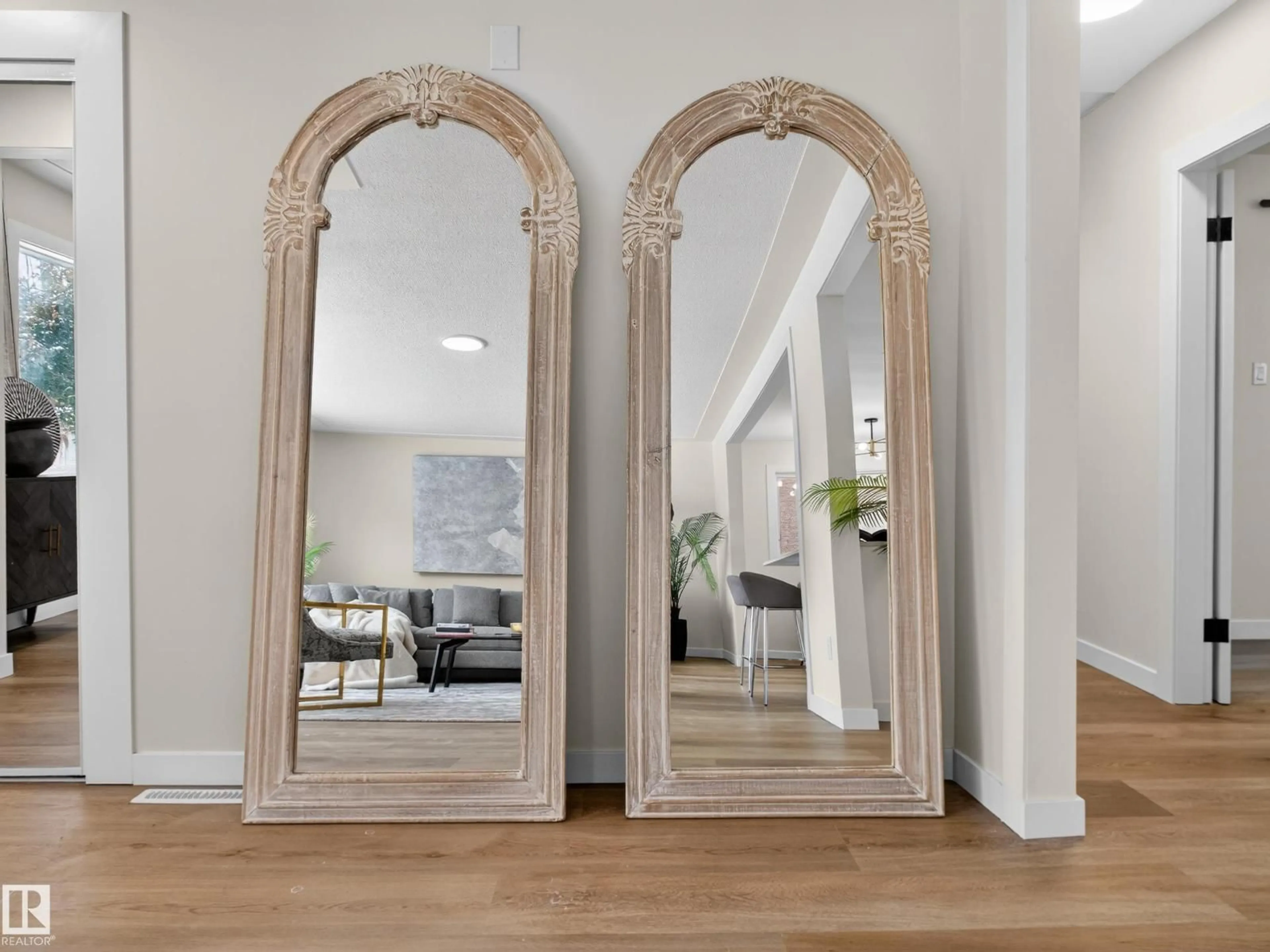 Indoor entryway for 4841 114 AV, Edmonton Alberta T5W0T7