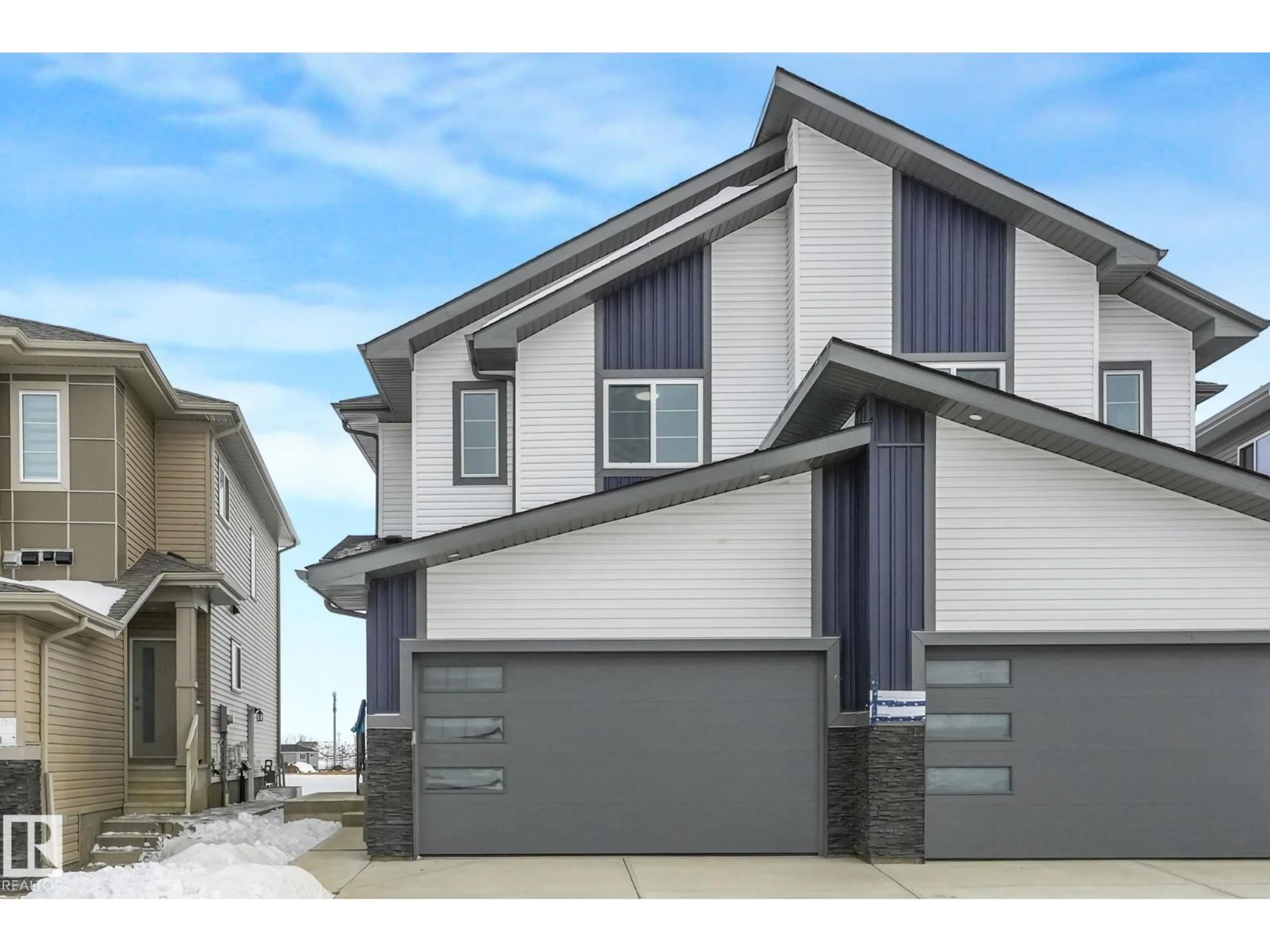 Home with vinyl exterior material, street for 922 15 AV, Edmonton Alberta T6T2W9