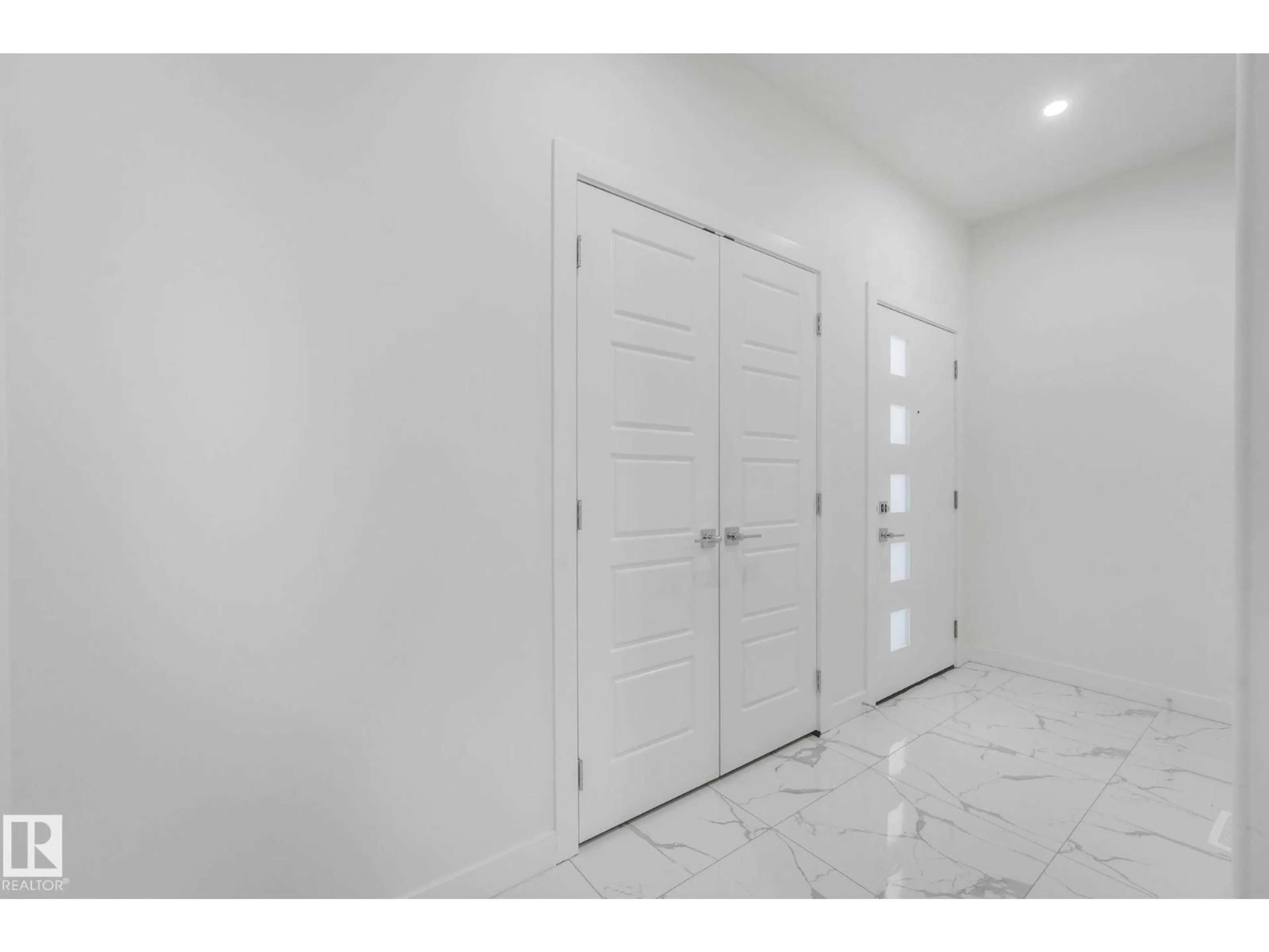 Indoor entryway for 922 15 AV, Edmonton Alberta T6T2W9