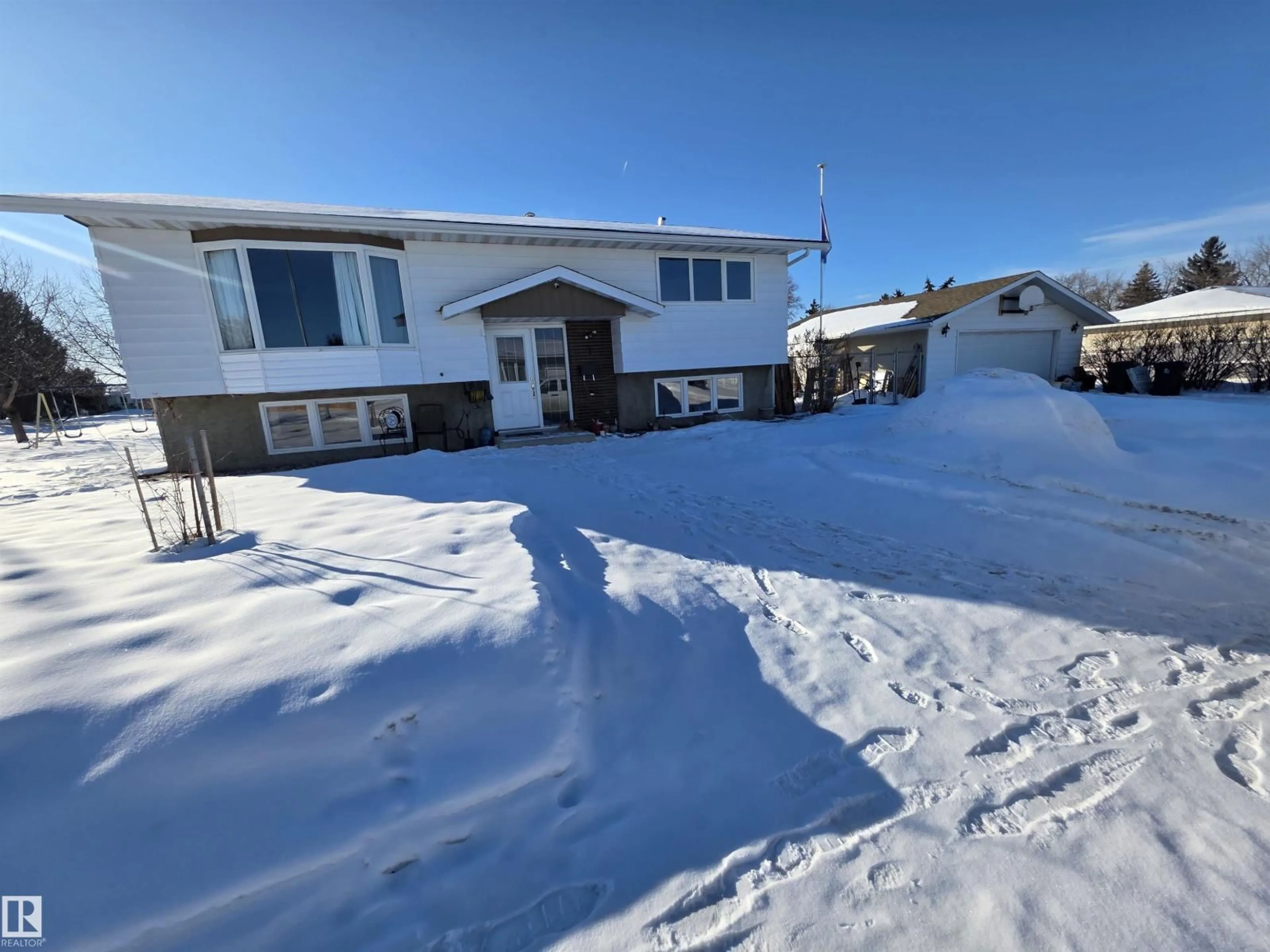 A pic from outside/outdoor area/front of a property/back of a property/a pic from drone, street for 3 WALNUT ST, Spruce Grove Alberta T7X1N3