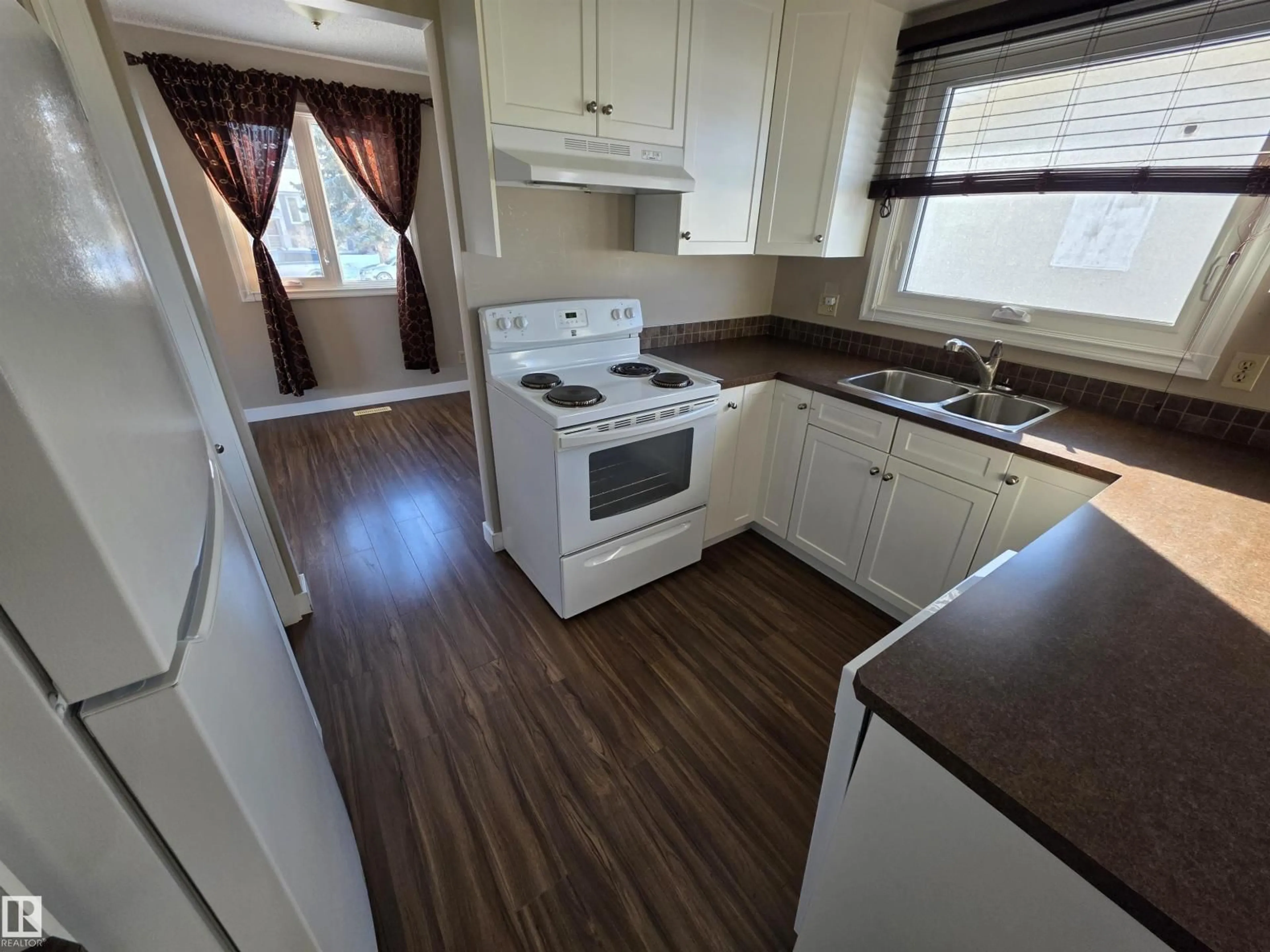 Standard kitchen, wood/laminate floor for 3 WALNUT ST, Spruce Grove Alberta T7X1N3