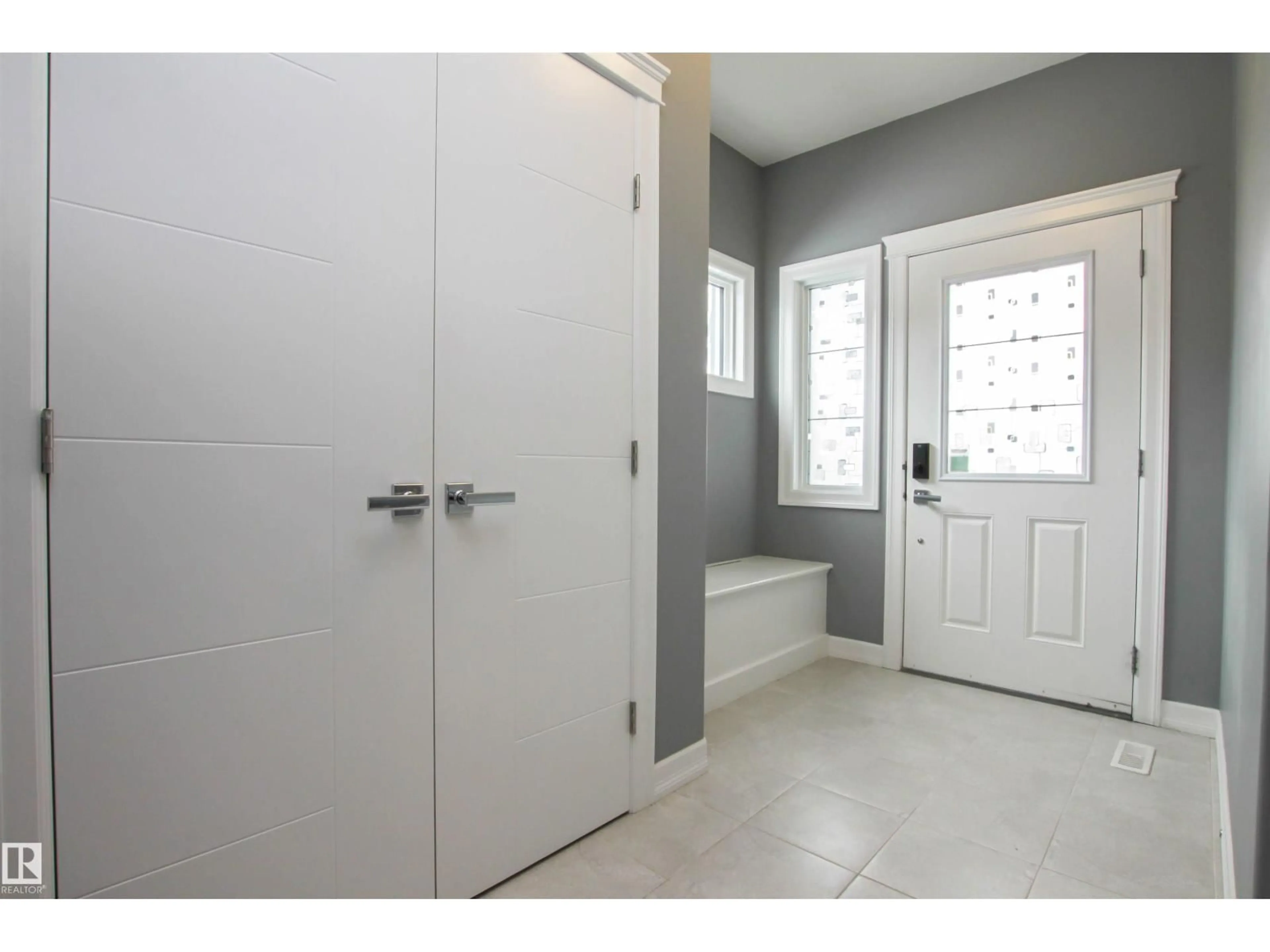 Indoor entryway for 3334 HILTON CR, Edmonton Alberta T6M0N5