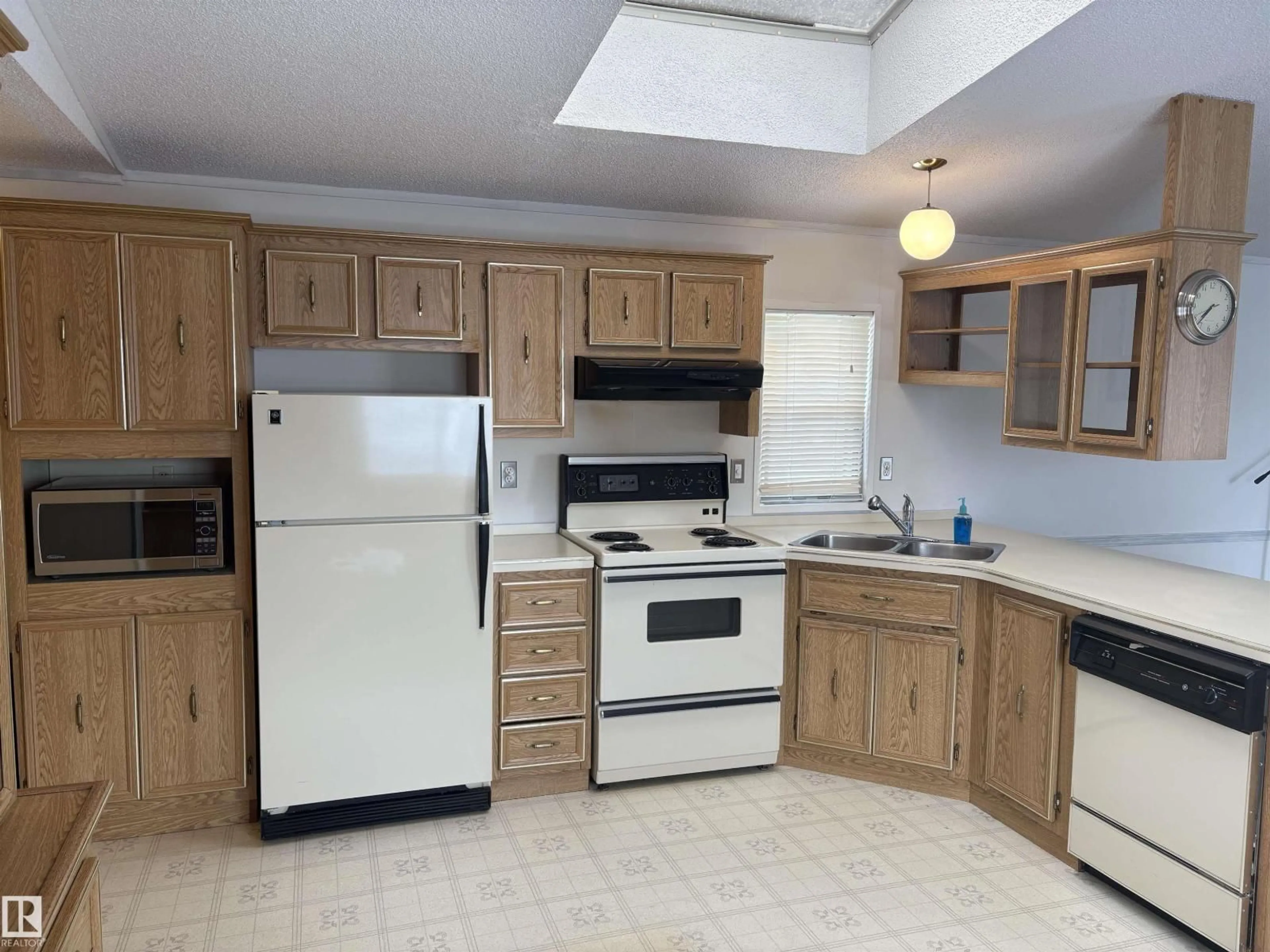 Standard kitchen, unknown for 6 EVERGREEN PARK DRIVE, Edmonton Alberta T5Y4M2