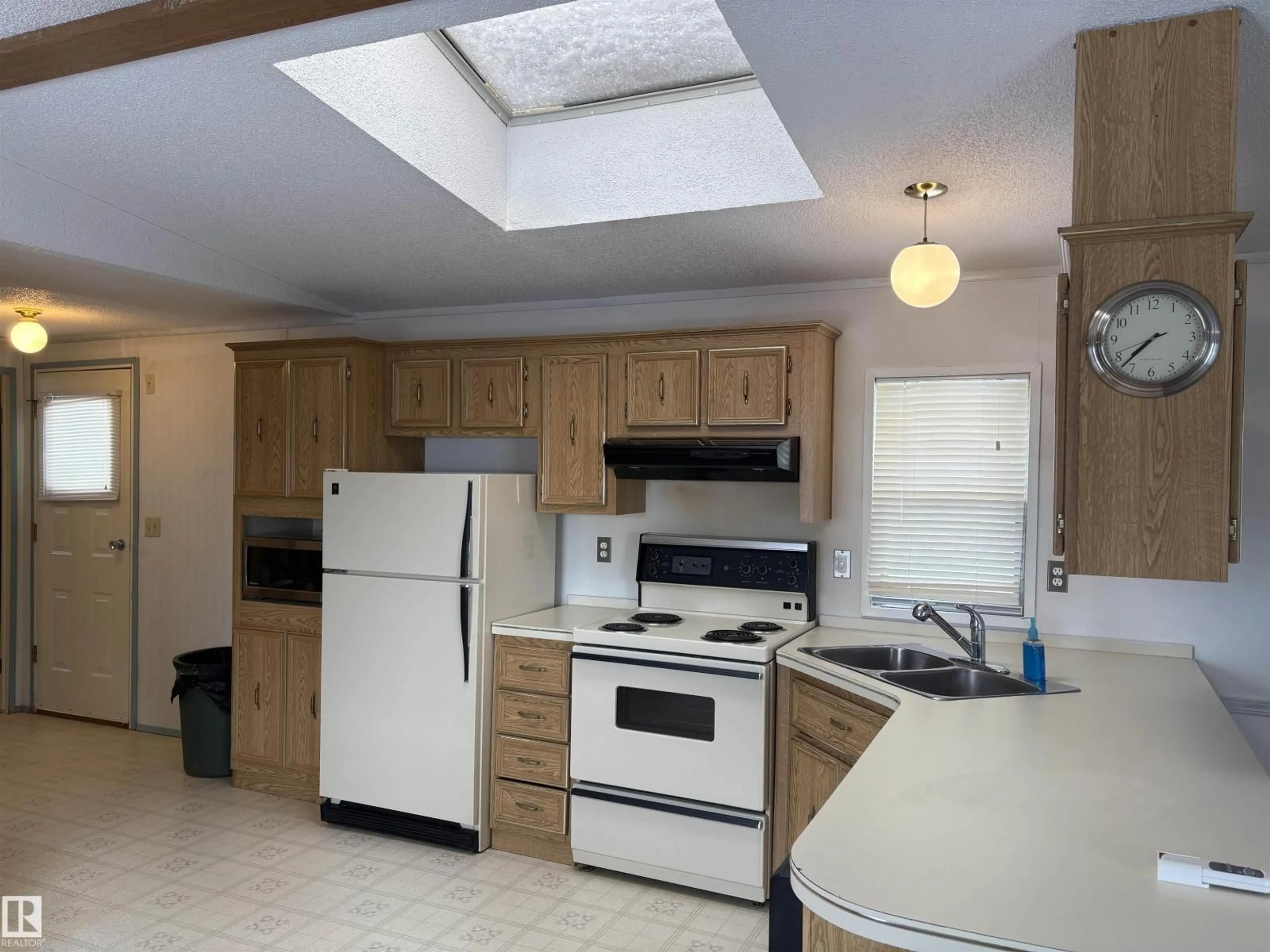 Standard kitchen, unknown for 6 EVERGREEN PARK DRIVE, Edmonton Alberta T5Y4M2