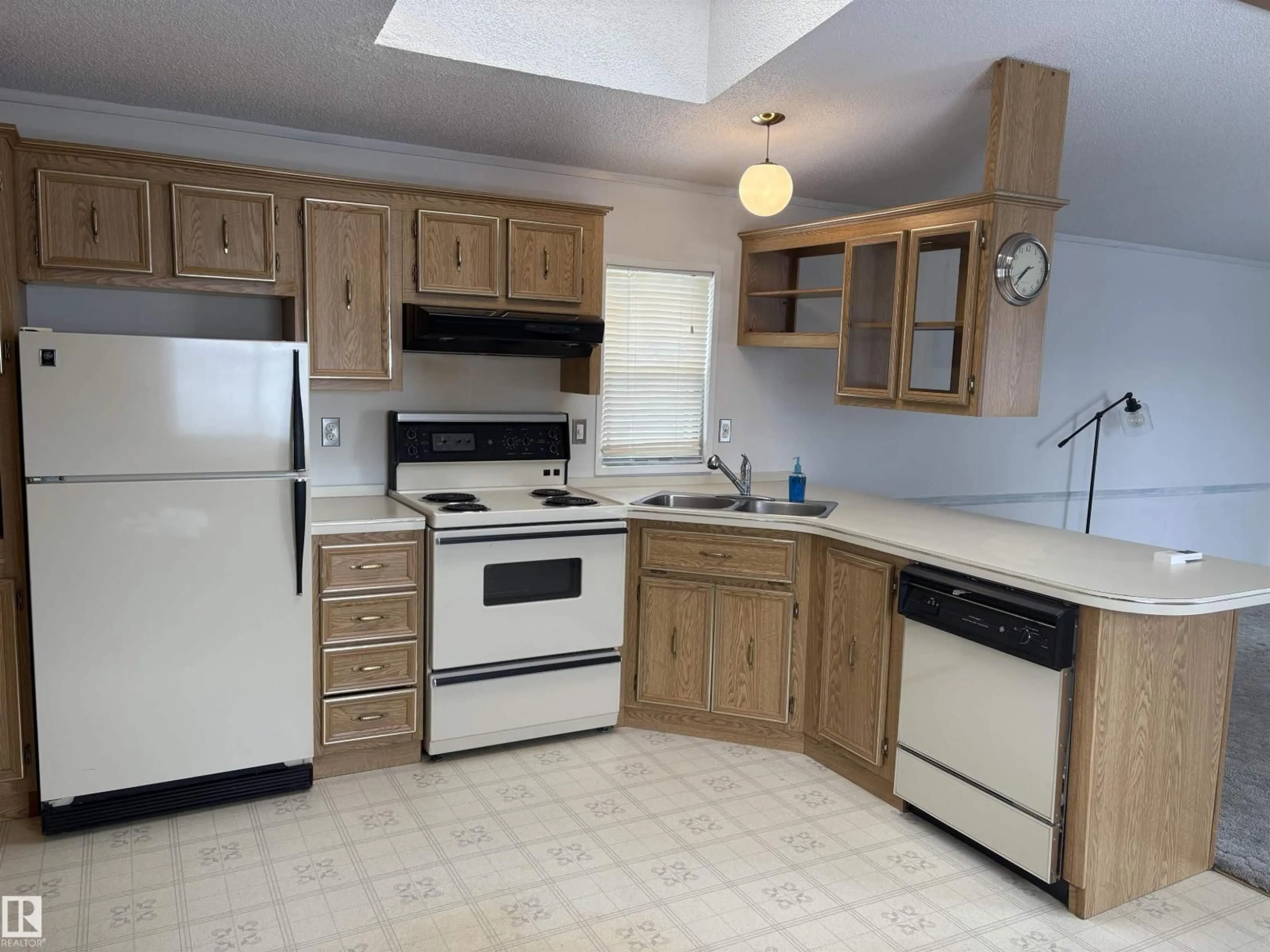 Standard kitchen, ceramic/tile floor for 6 EVERGREEN PARK DRIVE, Edmonton Alberta T5Y4M2