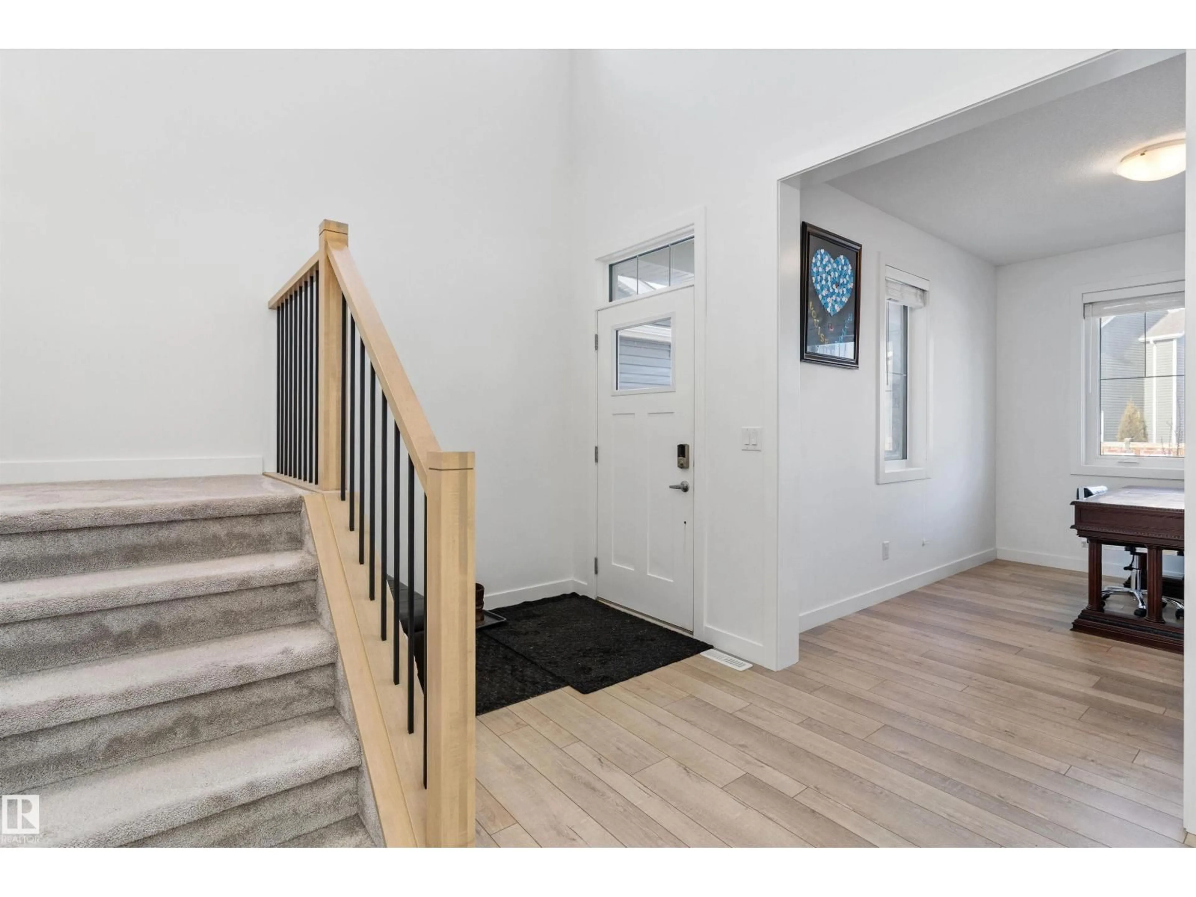 Indoor entryway for NW - 20007 16 AV, Edmonton Alberta T6M0Y3