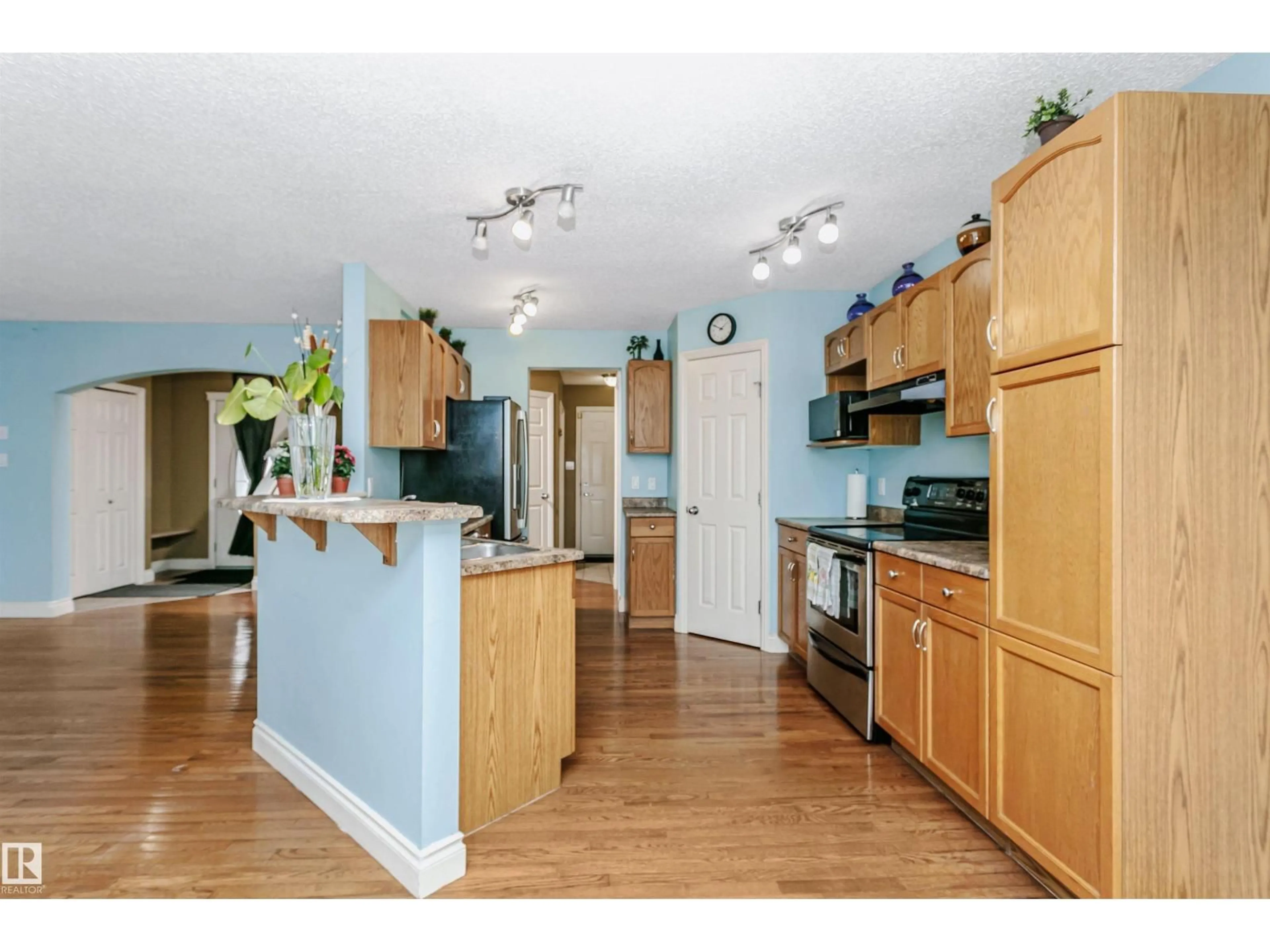 Open concept kitchen, wood/laminate floor for 607 WINDROSS CR, Edmonton Alberta T6T1X9