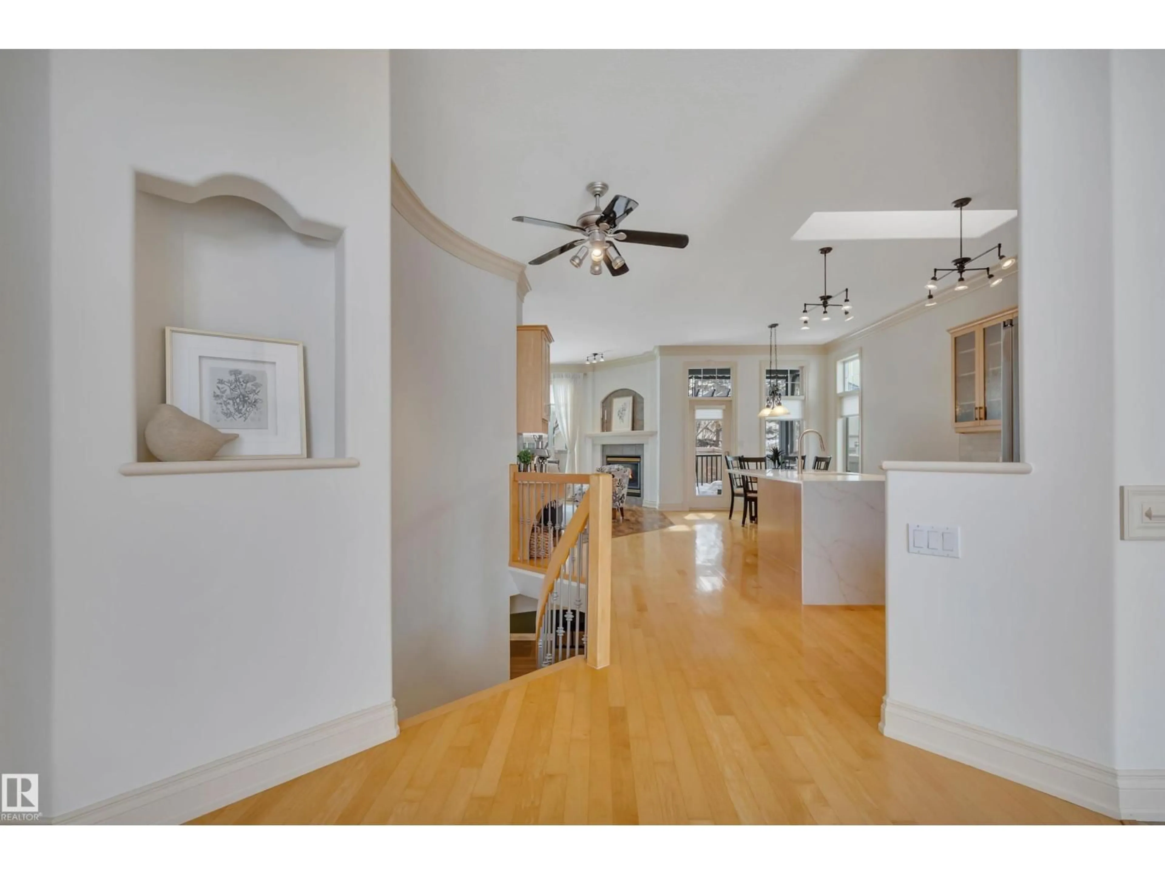 Indoor foyer for 11523 15 AV, Edmonton Alberta T6J7C9