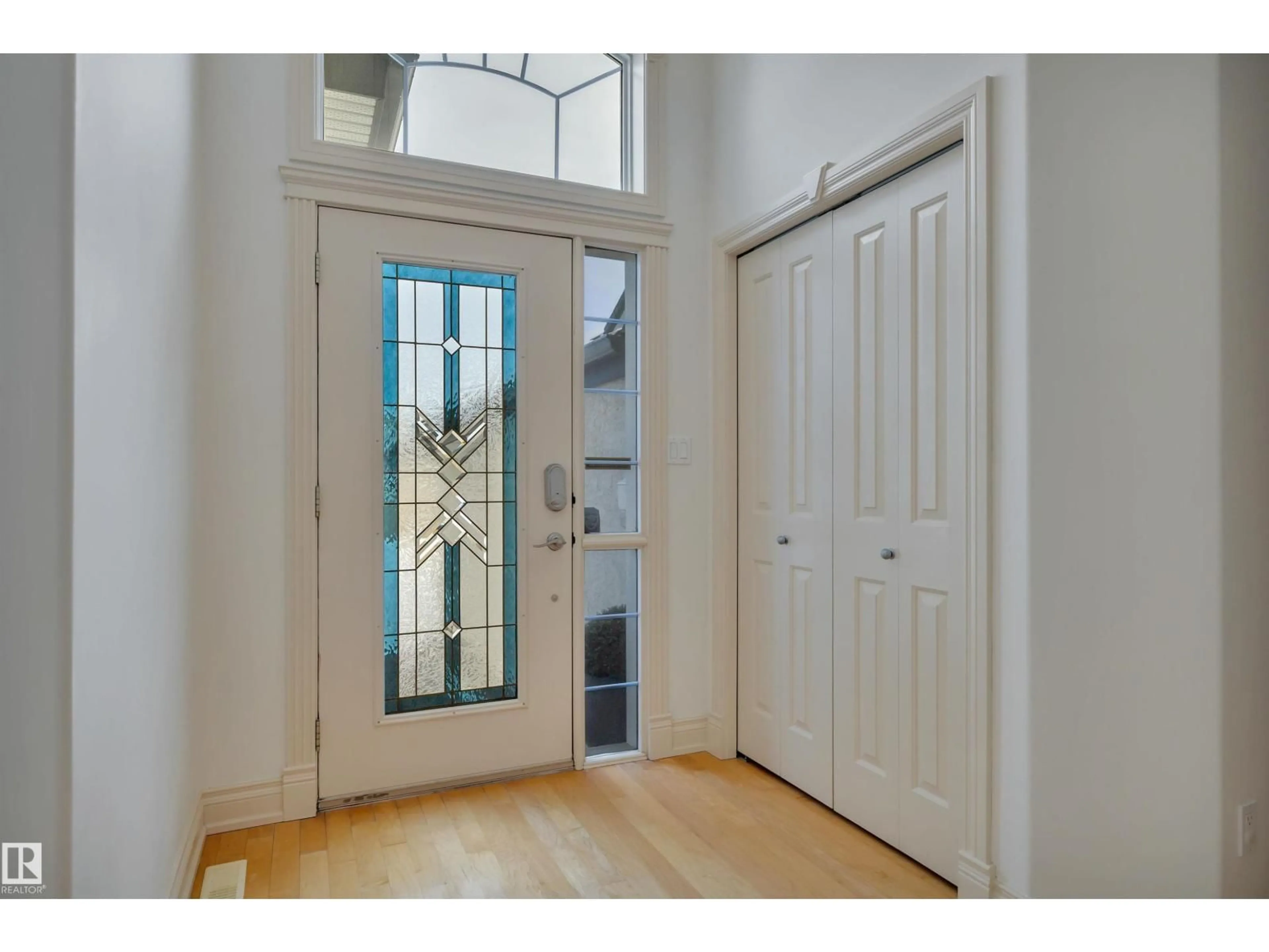 Indoor entryway for 11523 15 AV, Edmonton Alberta T6J7C9