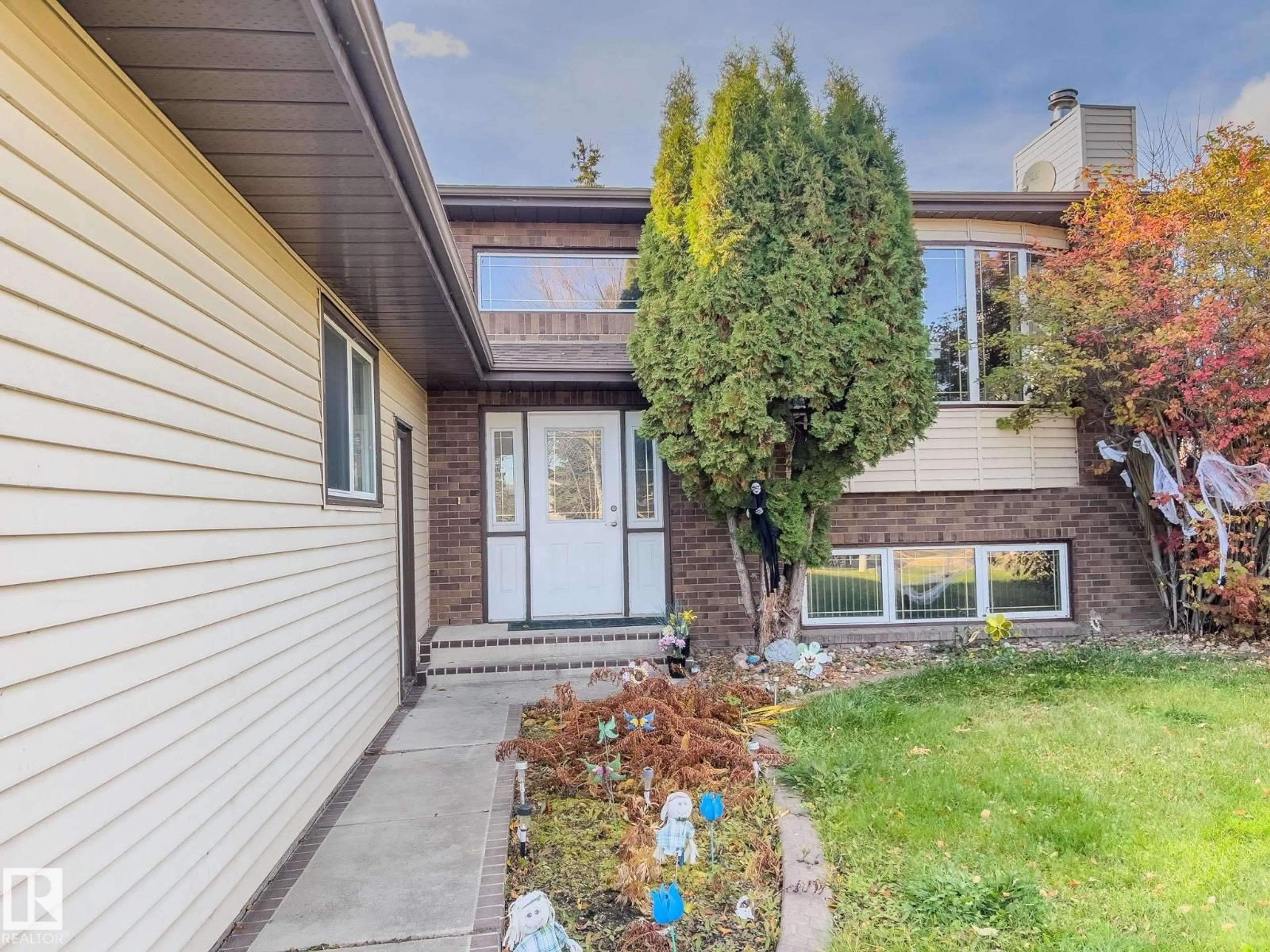 Home with vinyl exterior material, street for 4302 41 ST, Bonnyville Town Alberta T9N1V9