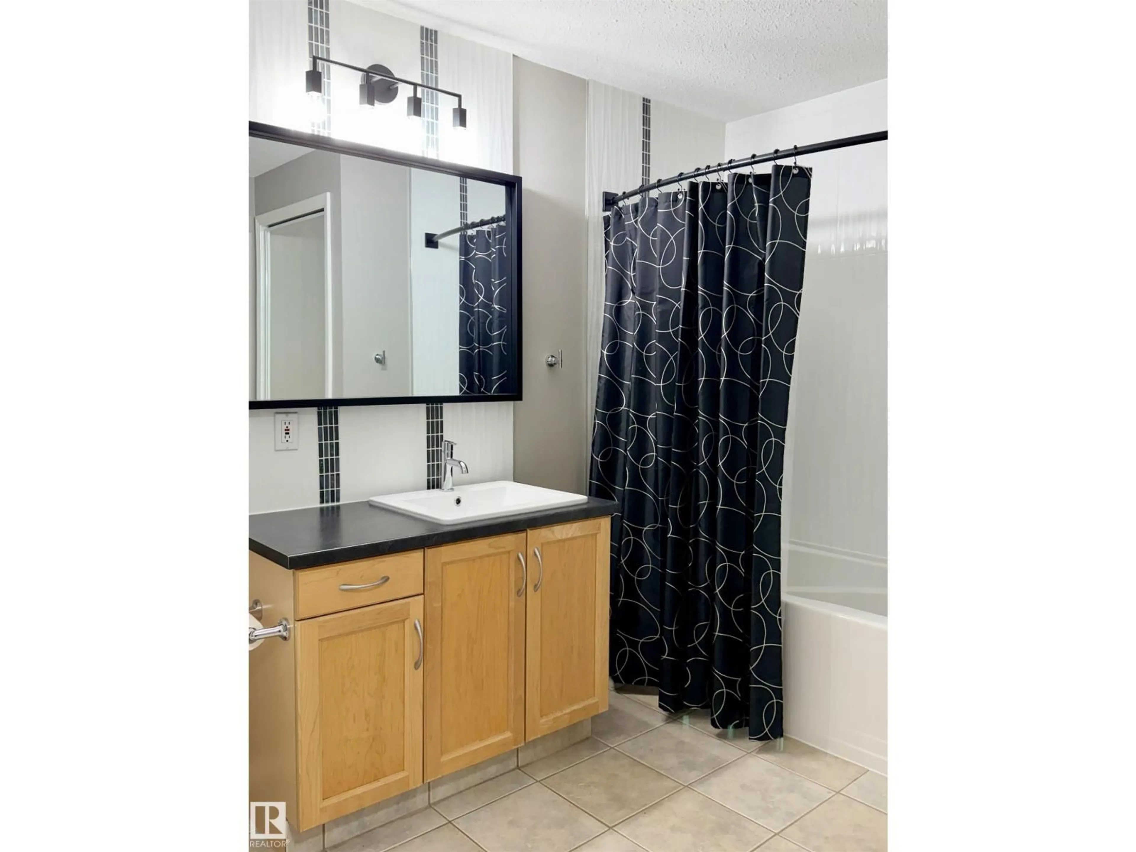 Standard bathroom, ceramic/tile floor for #115 - 11039 83 AV, Edmonton Alberta T5G2V6