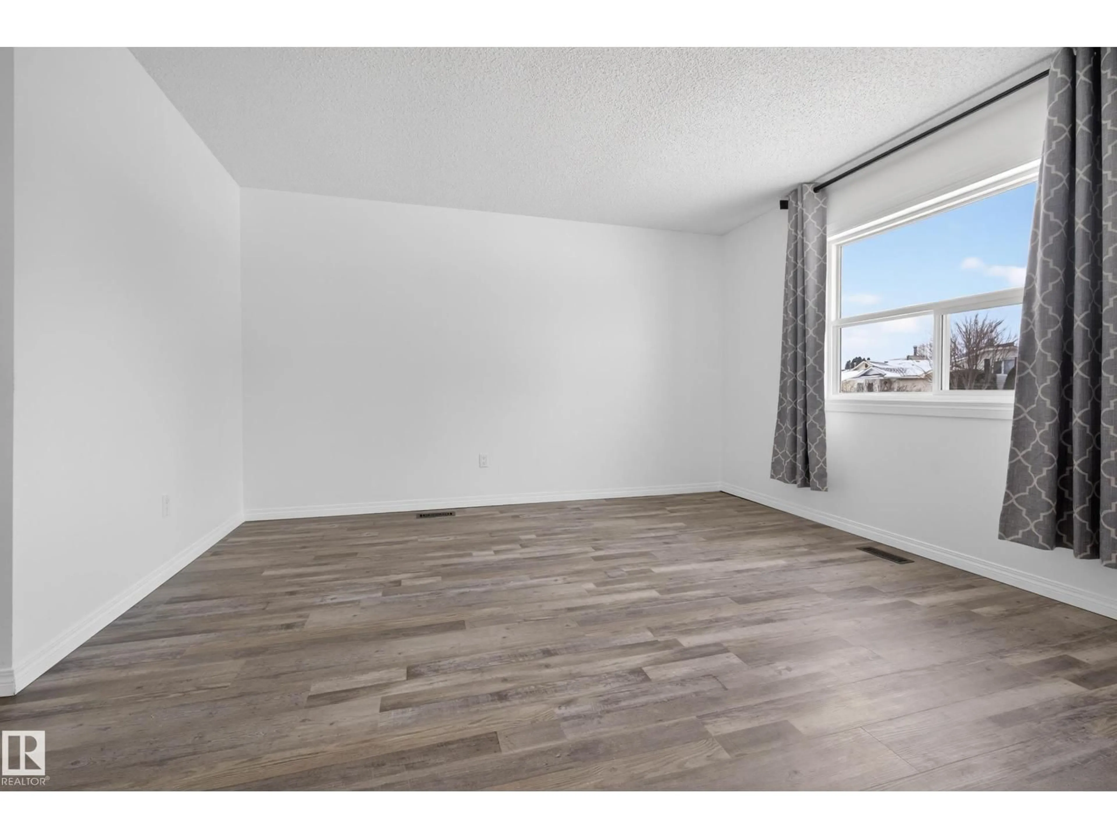 A pic of a room for 18716 57 AV, Edmonton Alberta T6M2A4