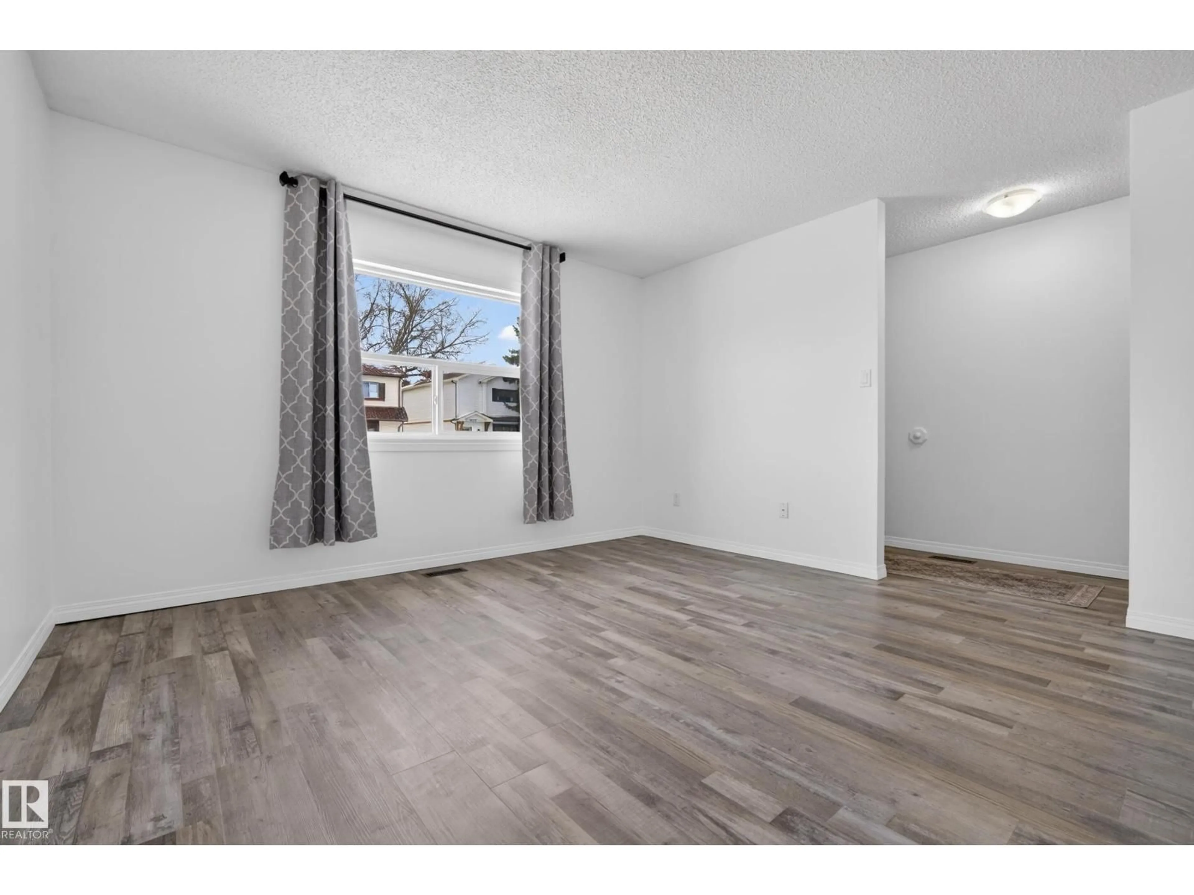 A pic of a room for 18716 57 AV, Edmonton Alberta T6M2A4