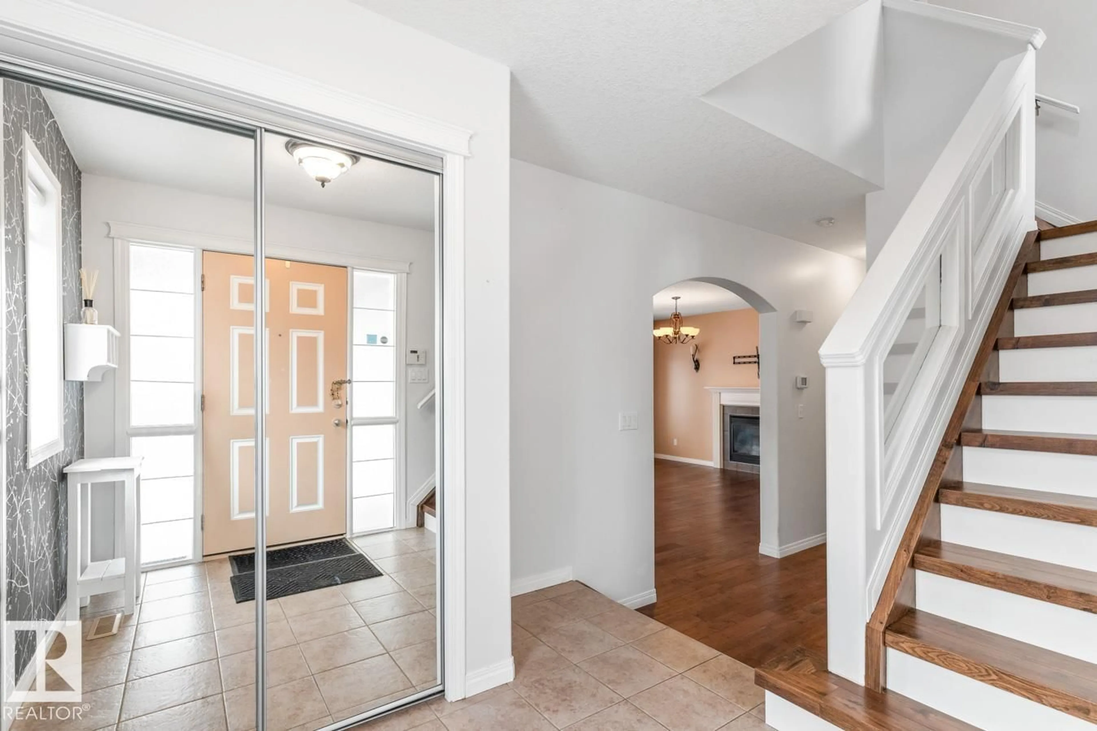 Indoor entryway for 20515 91 AV, Edmonton Alberta T5T0W9