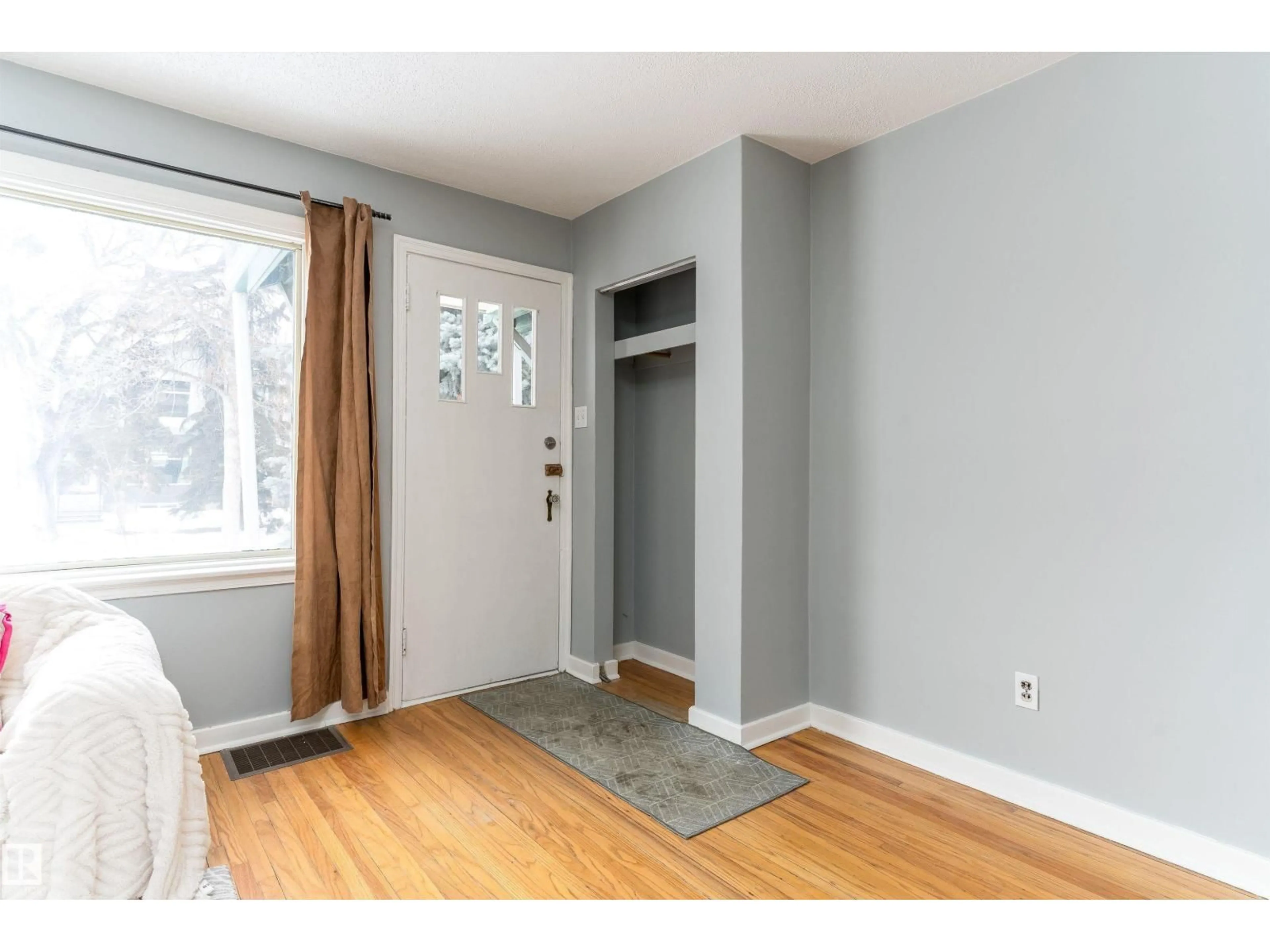 Indoor entryway for 8971 81 AV, Edmonton Alberta T6C0W7