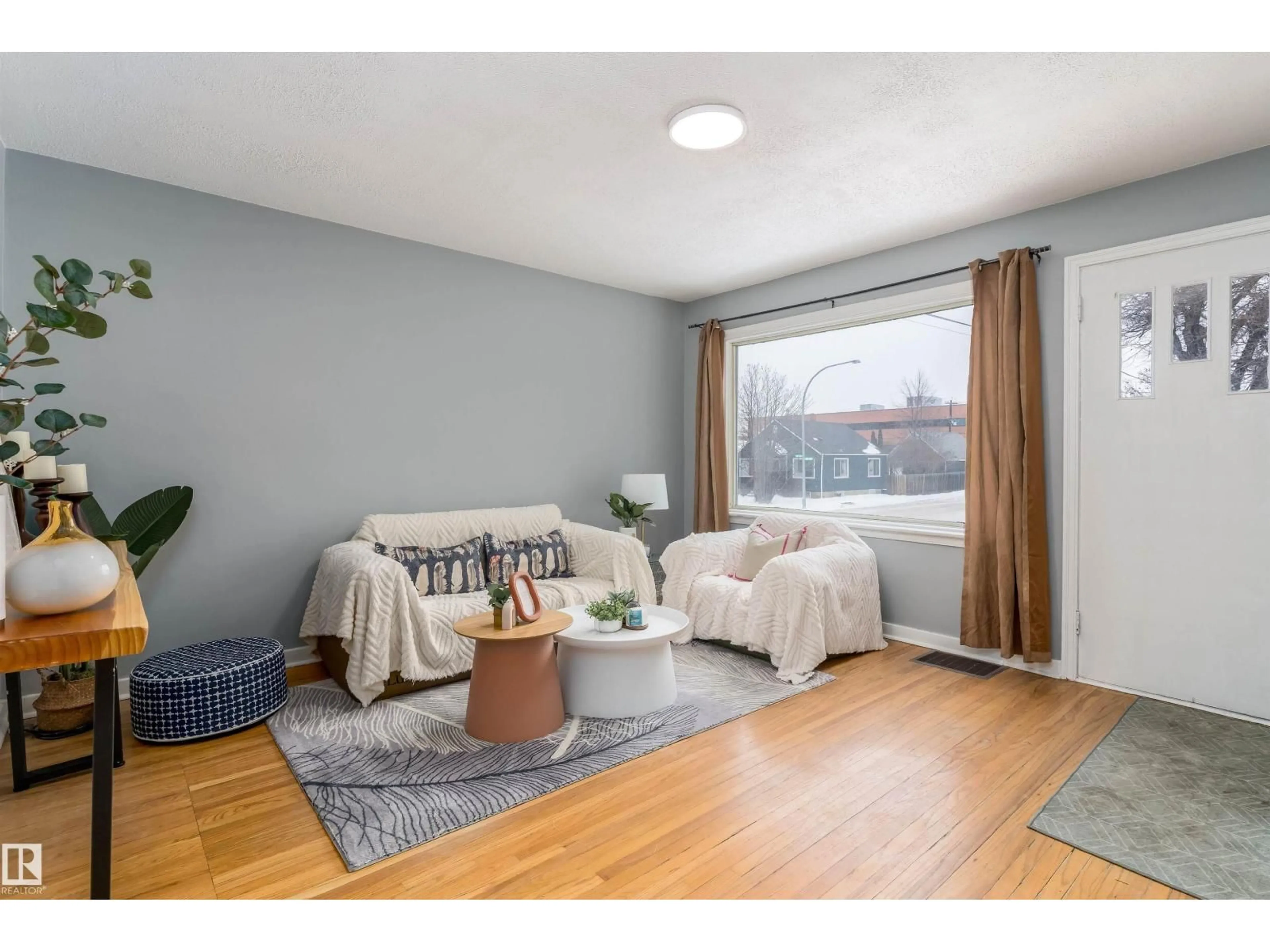 Living room with furniture, wood/laminate floor for 8971 81 AV, Edmonton Alberta T6C0W7