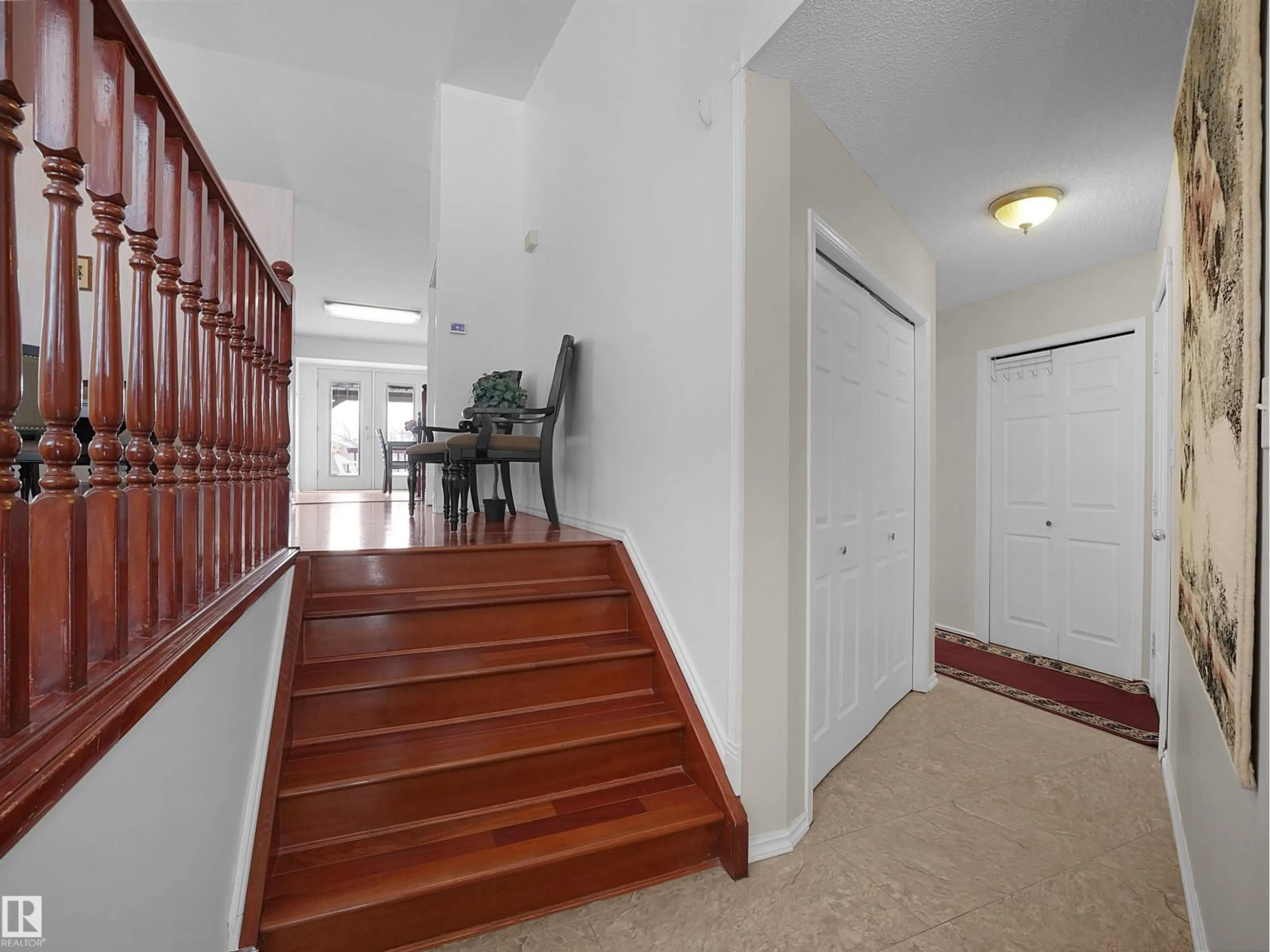 Indoor foyer for 6217 13 AV, Edmonton Alberta T6L2E5