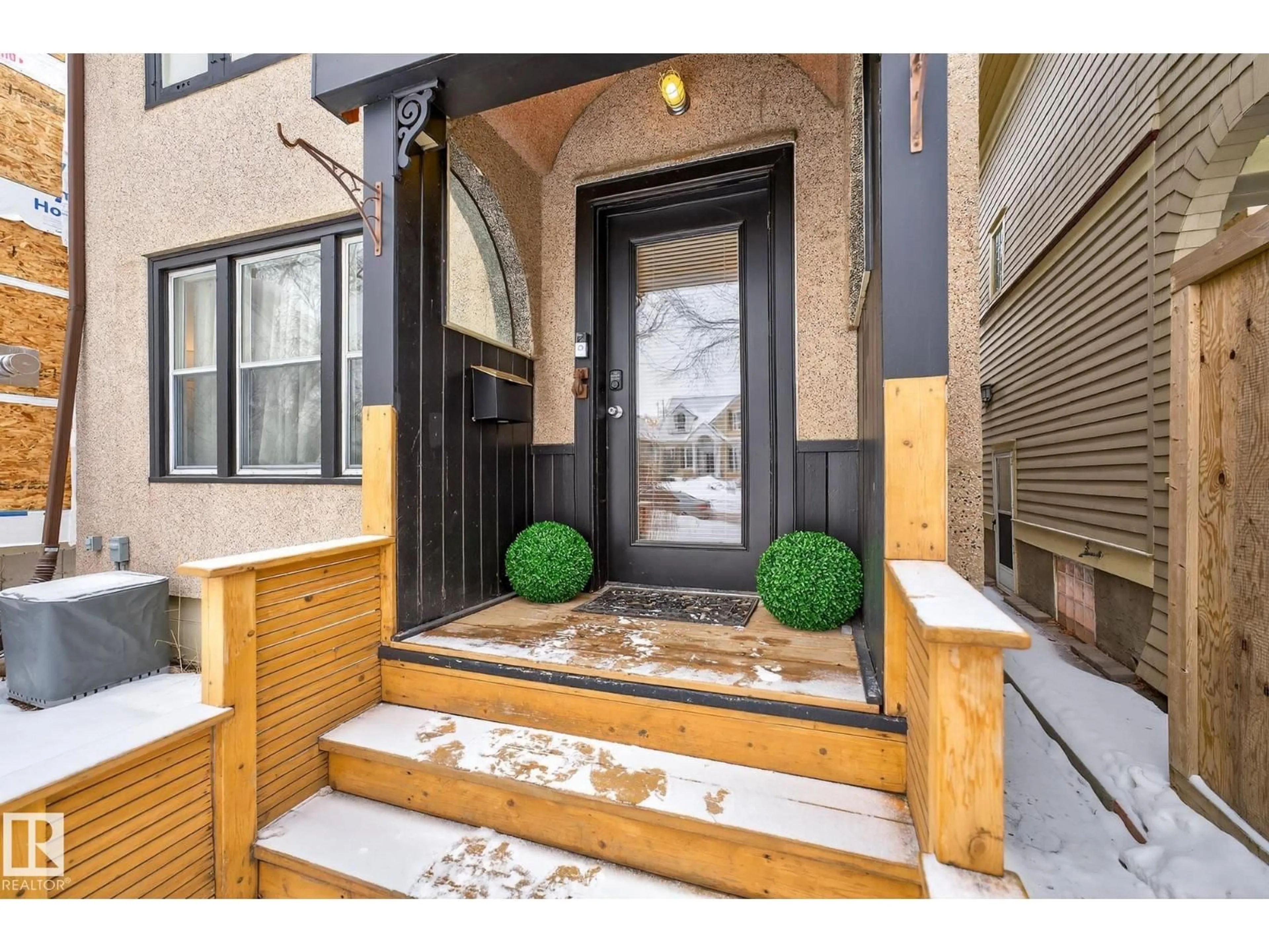 Indoor entryway for 10523 127 ST, Edmonton Alberta T5N1V8