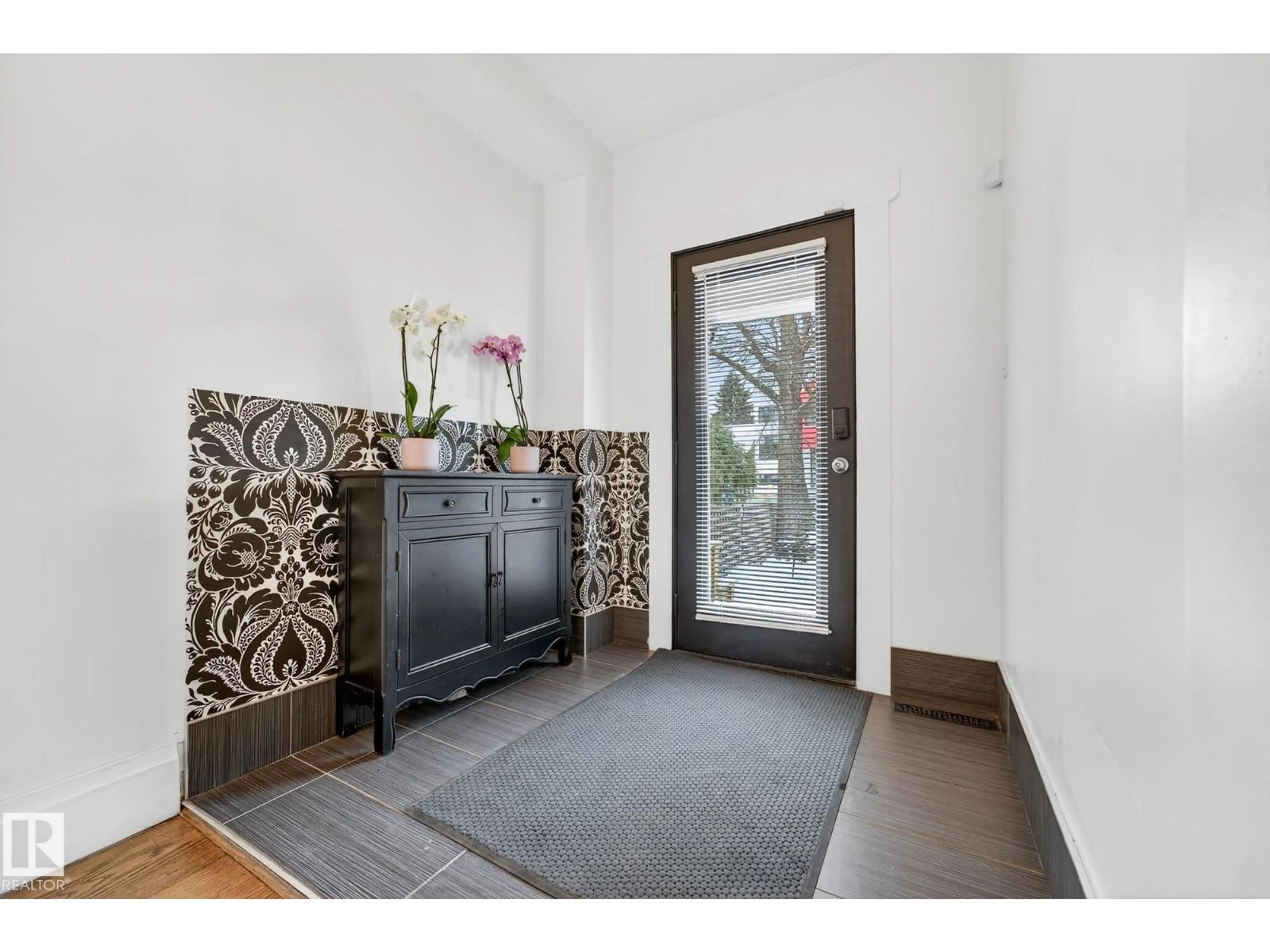 Indoor entryway for 10523 127 ST, Edmonton Alberta T5N1V8