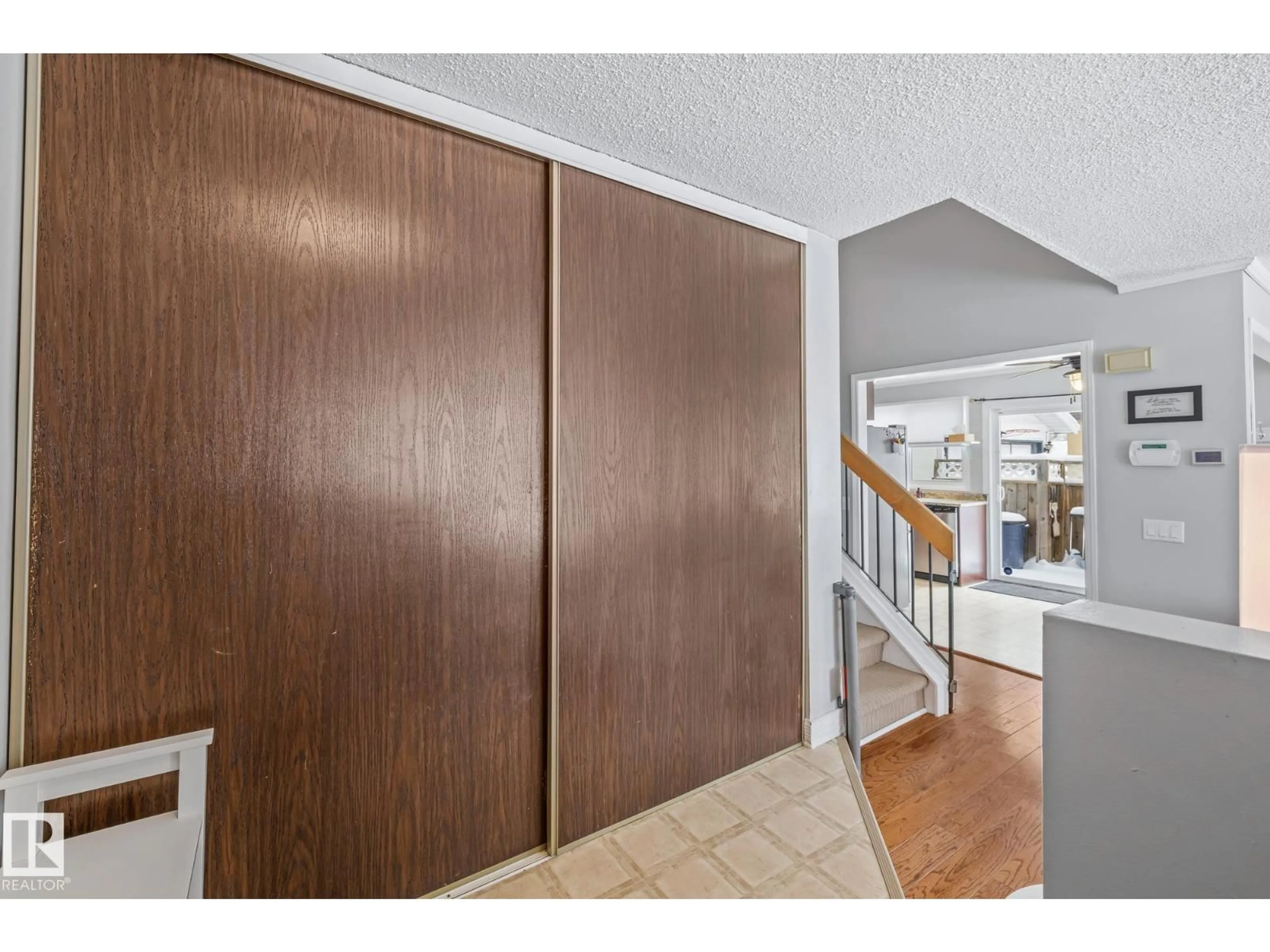 Indoor entryway for 9406 99 AV, Morinville Alberta T8R1K1