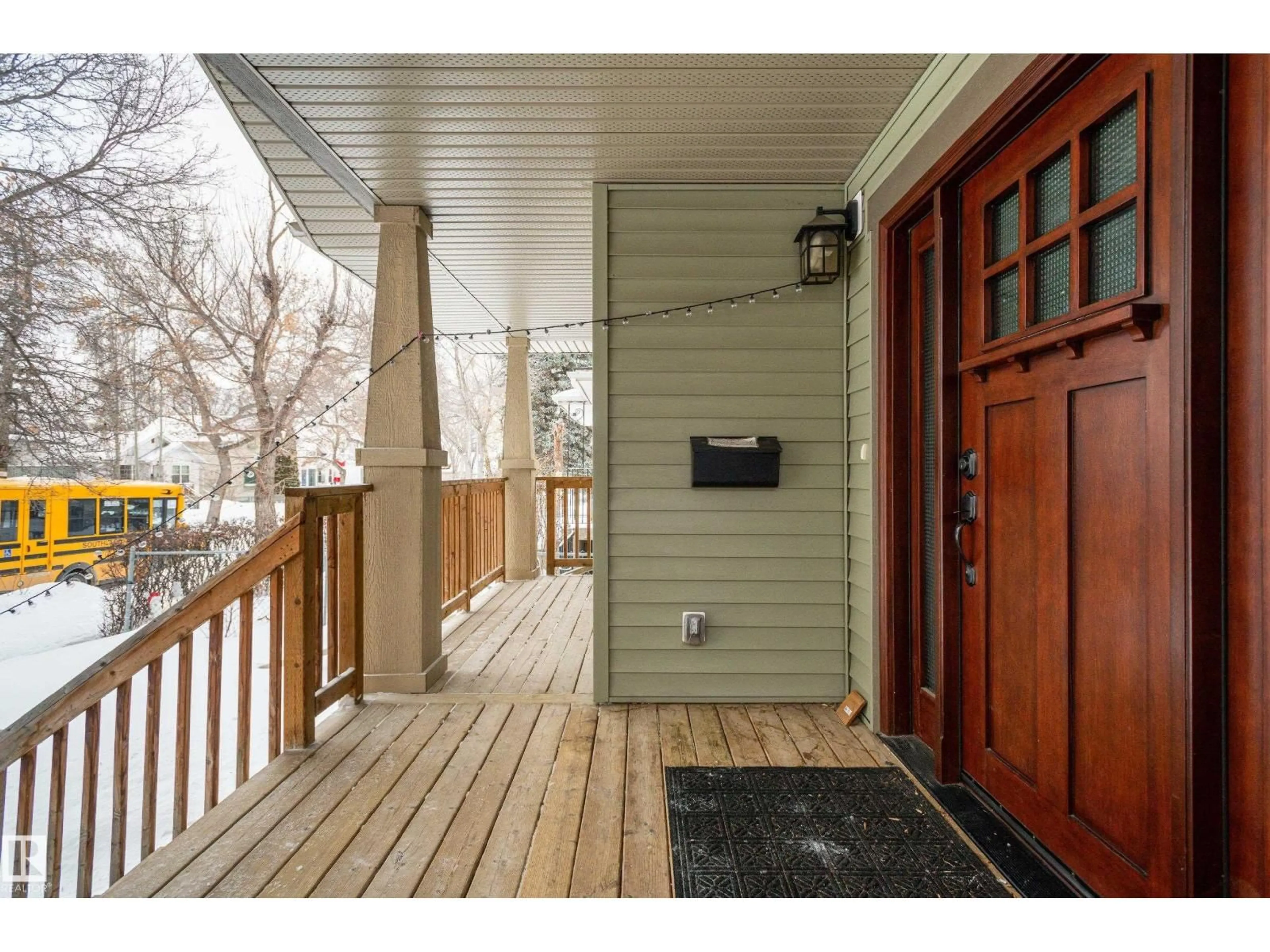 Indoor entryway for 11617 93 ST, Edmonton Alberta T5G1C8