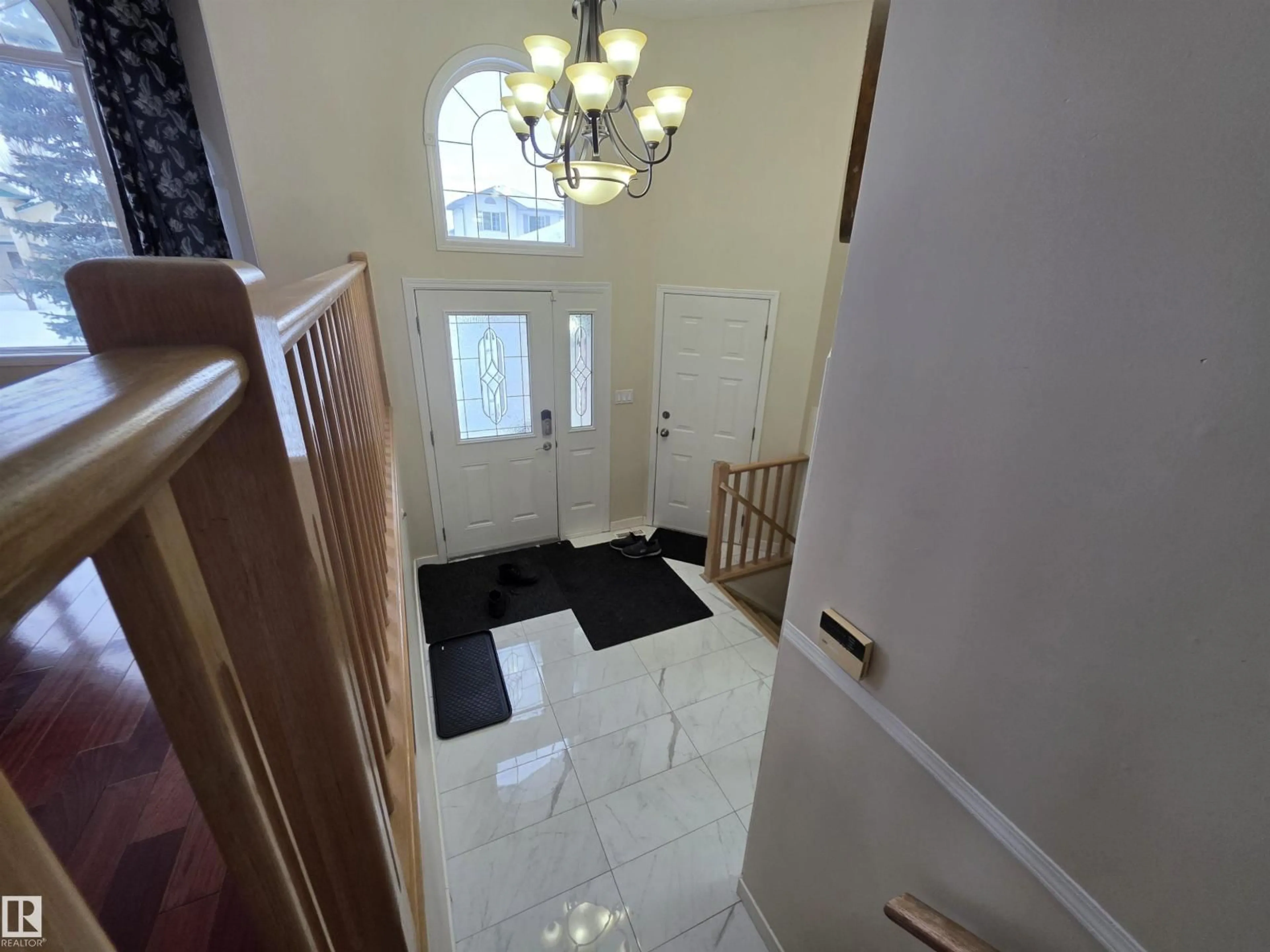 Indoor foyer for 6731 162 AVE AVE, Edmonton Alberta T5Z3C5