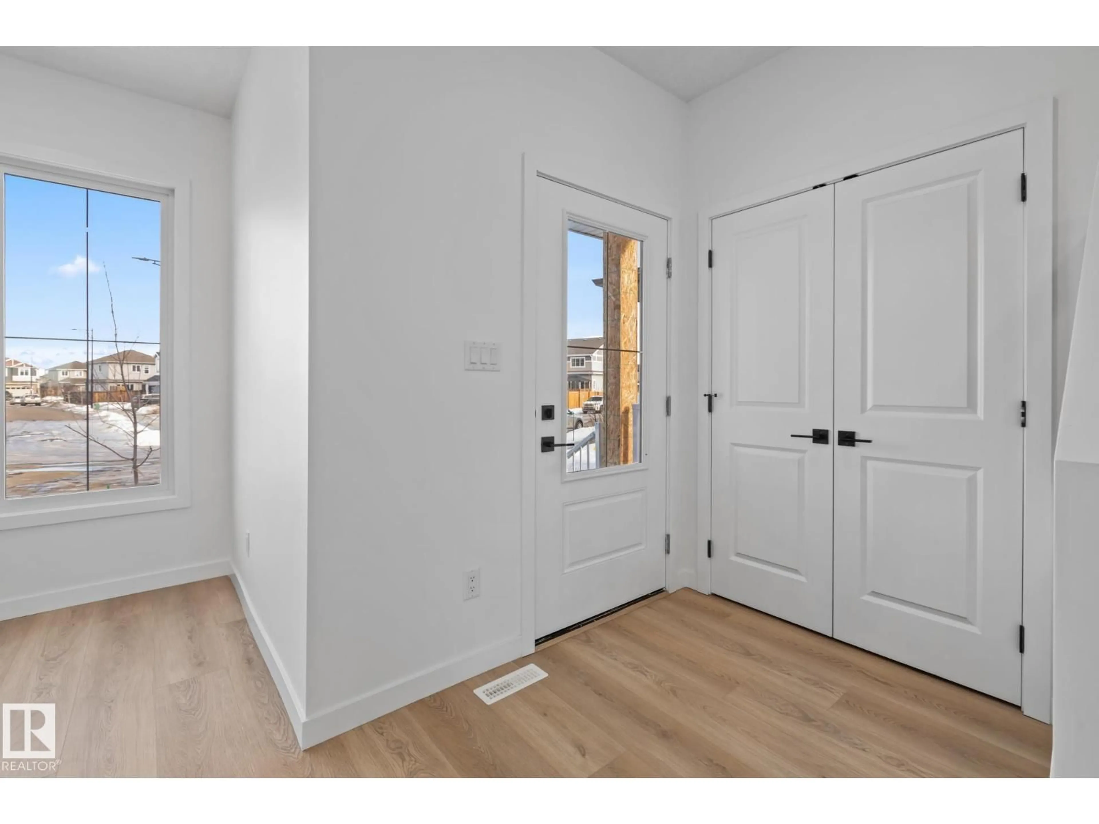 Indoor entryway for 54 EDEN LI, Fort Saskatchewan Alberta T8L0Z2