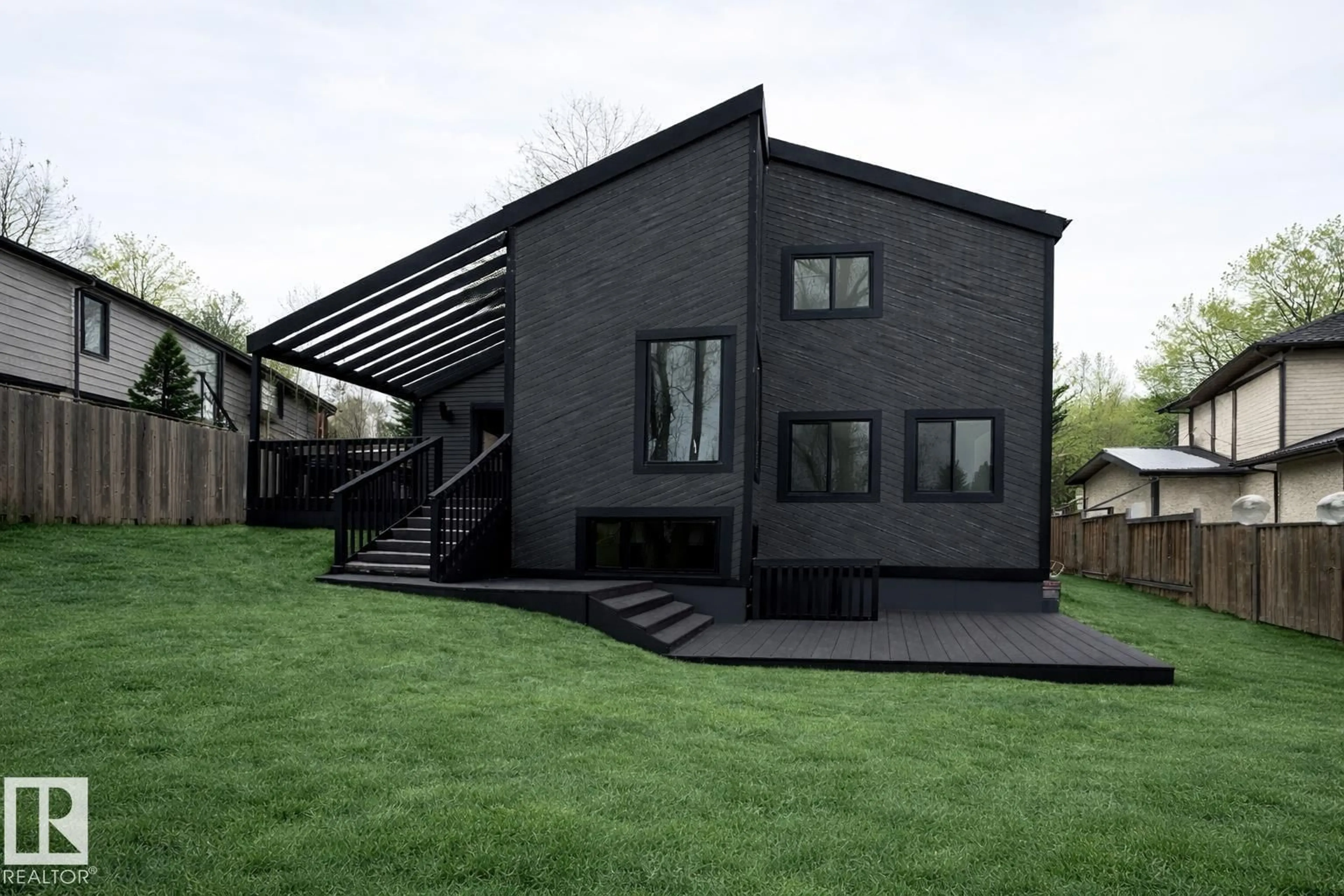 Home with vinyl exterior material, building for 38 WOODCREST AV, St. Albert Alberta T8N3H5