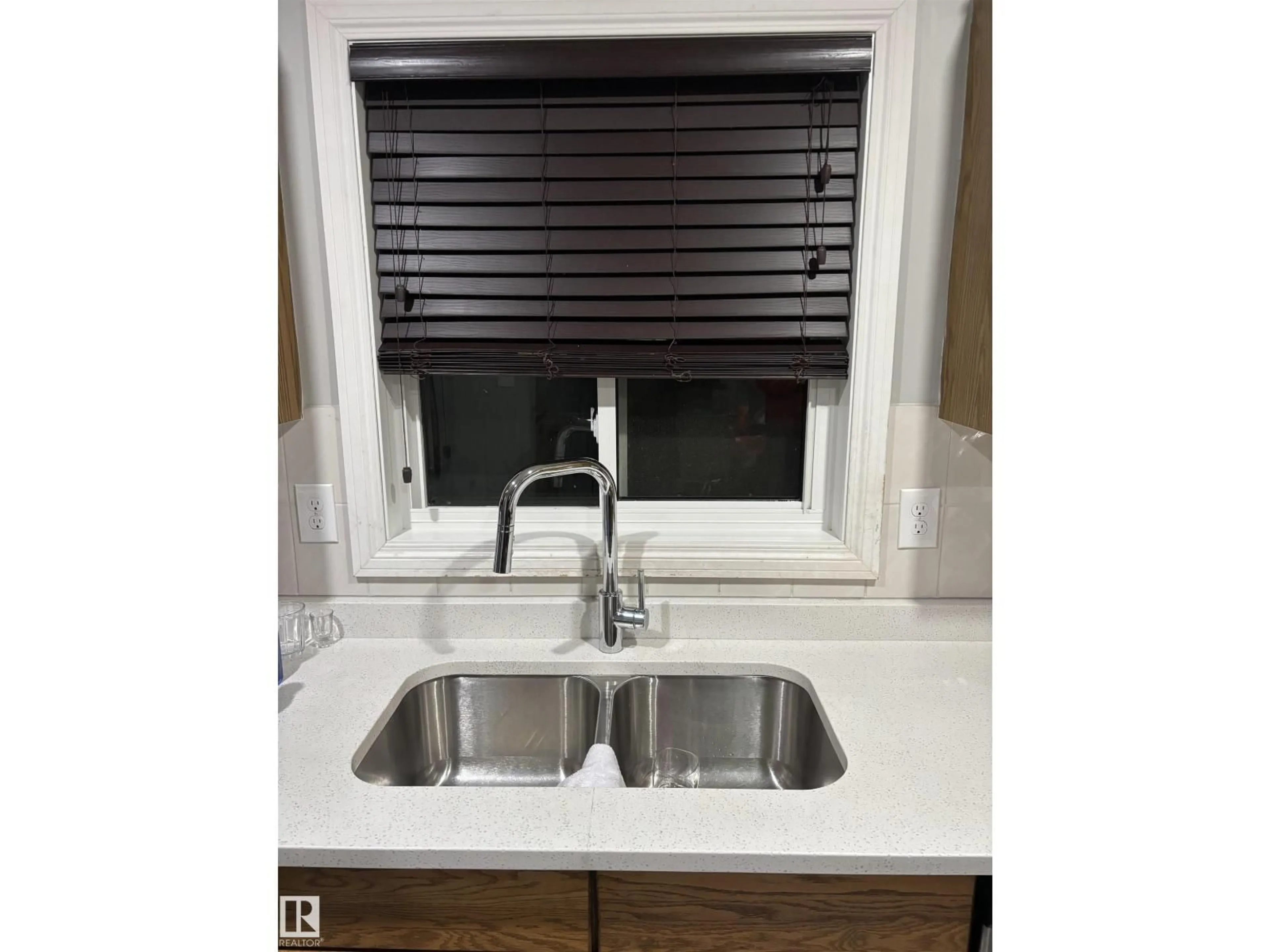 Standard kitchen, unknown for 3520 44 AV NW, Edmonton Alberta T6L6K5
