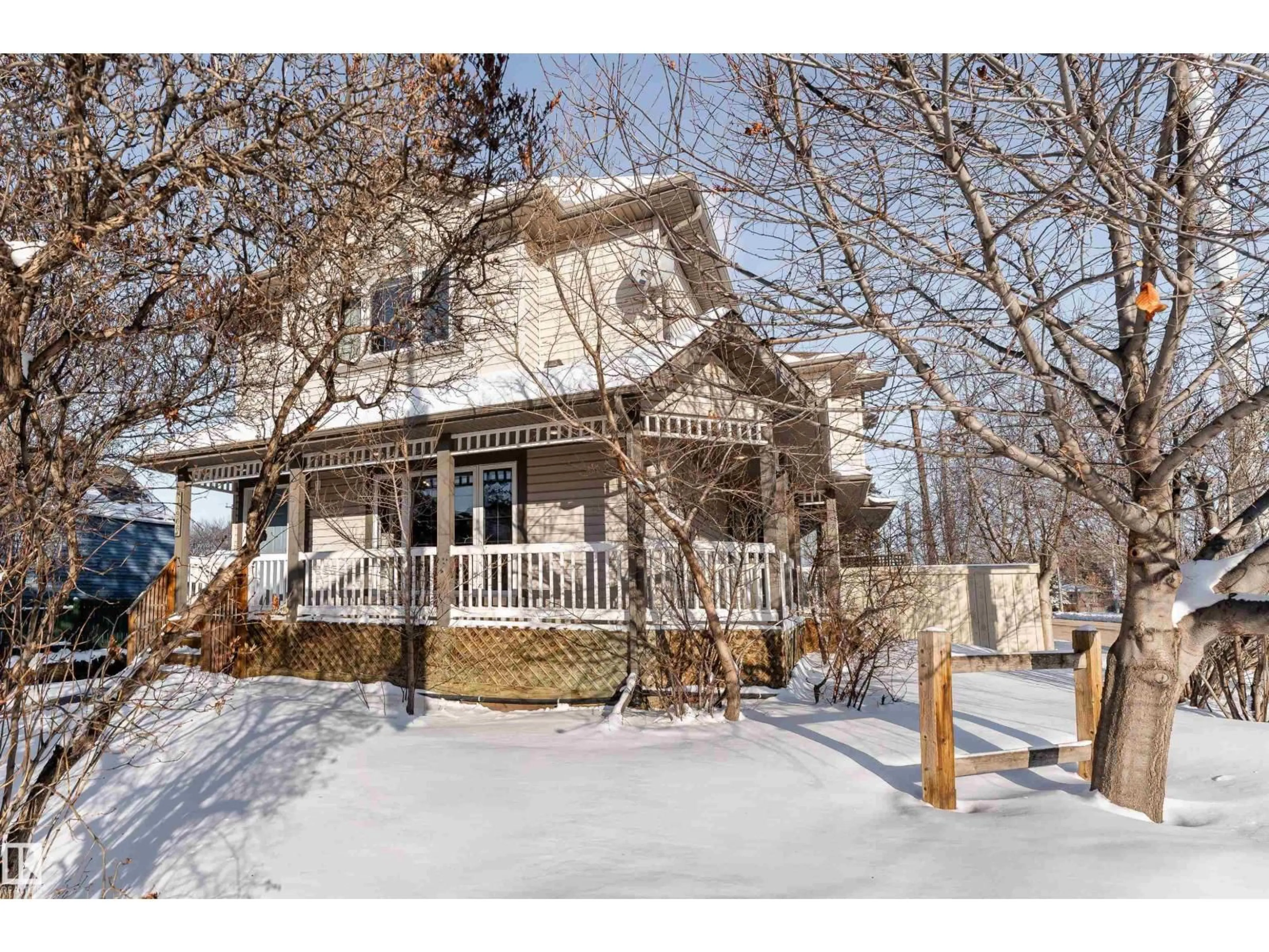 A pic from outside/outdoor area/front of a property/back of a property/a pic from drone, street for 10904 72 AV, Edmonton Alberta T6G0A9