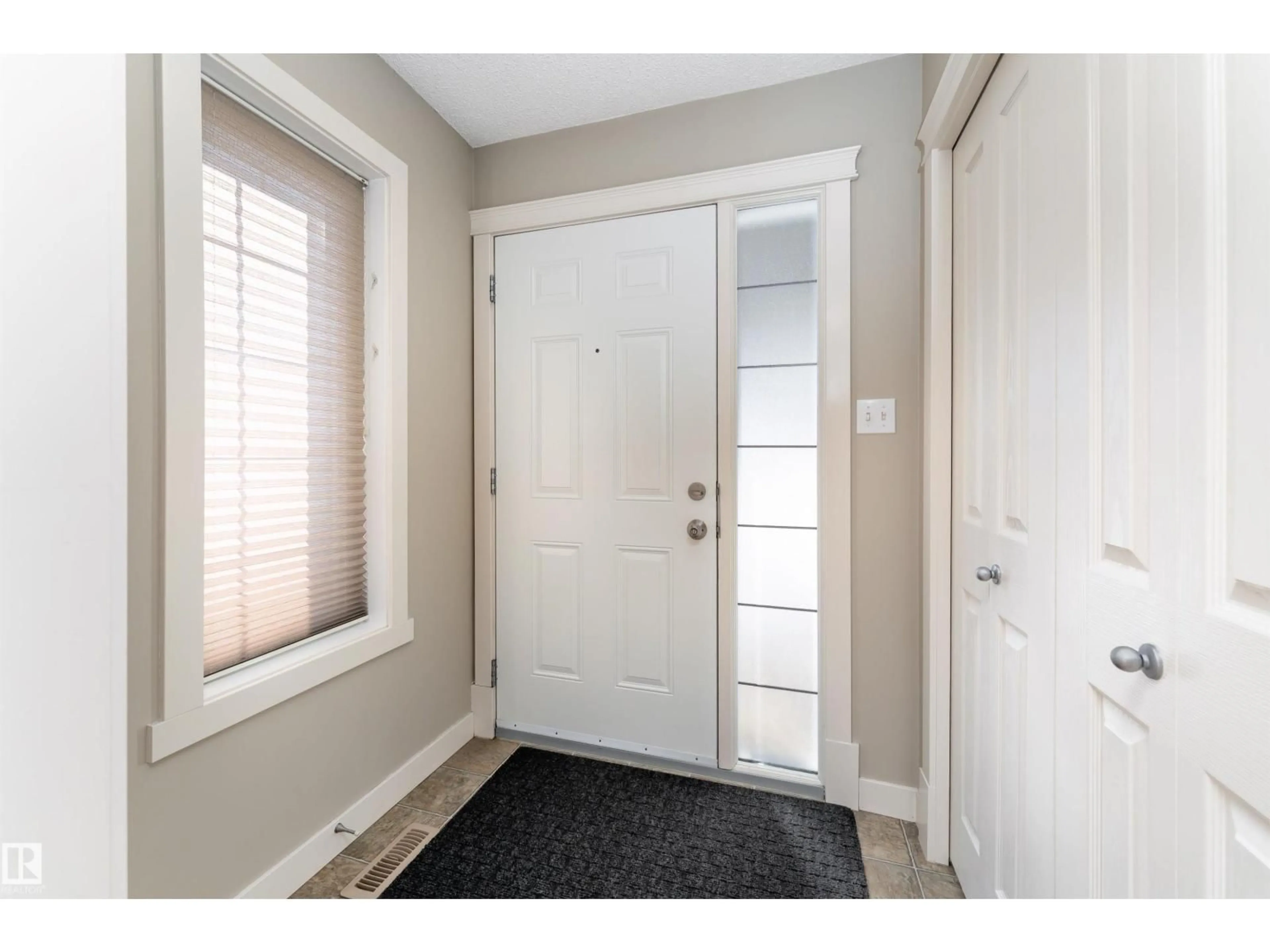 Indoor entryway for 10904 72 AV, Edmonton Alberta T6G0A9