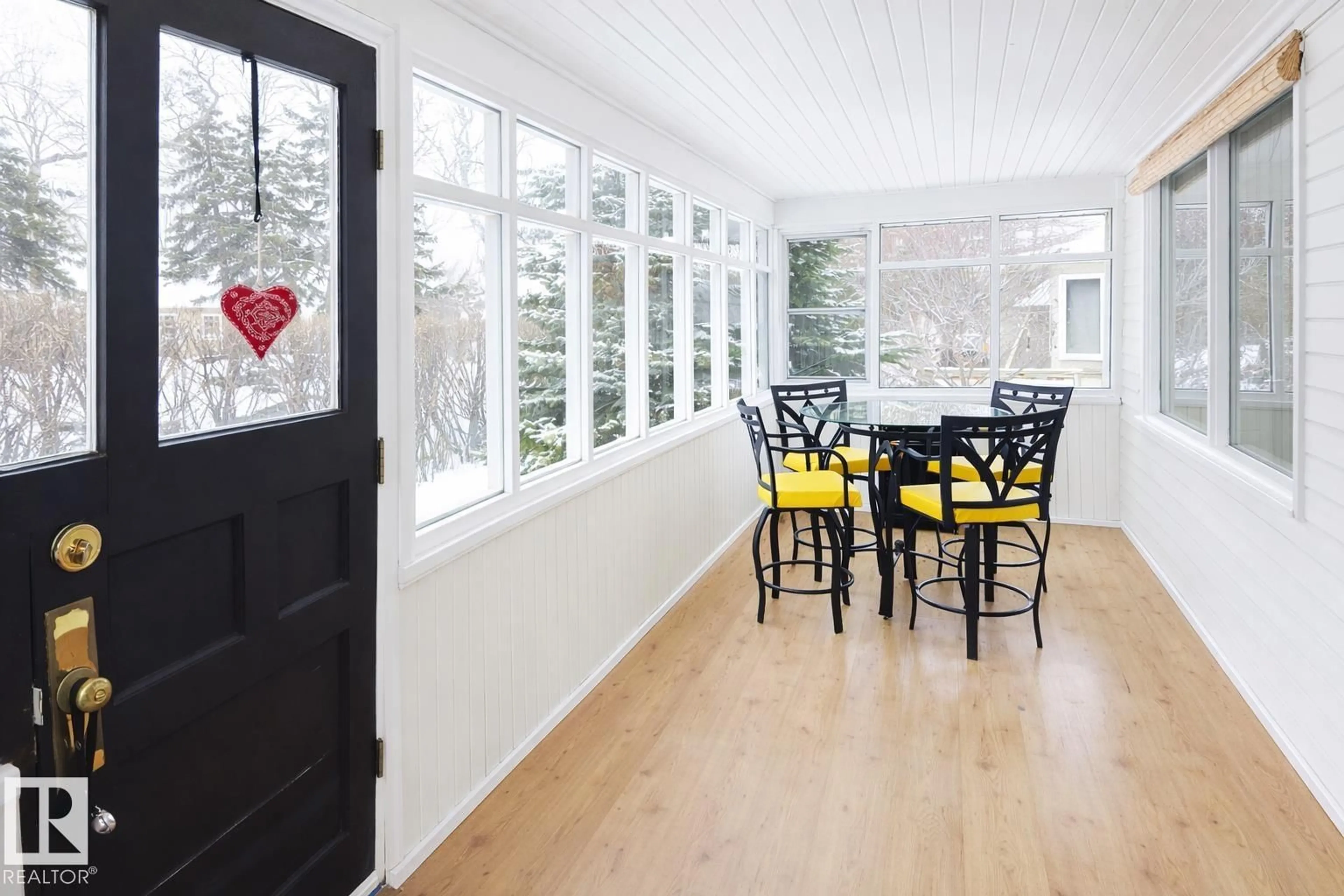 Dining room, wood/laminate floor for NW - 10922 66 AV, Edmonton Alberta T6H1Y2