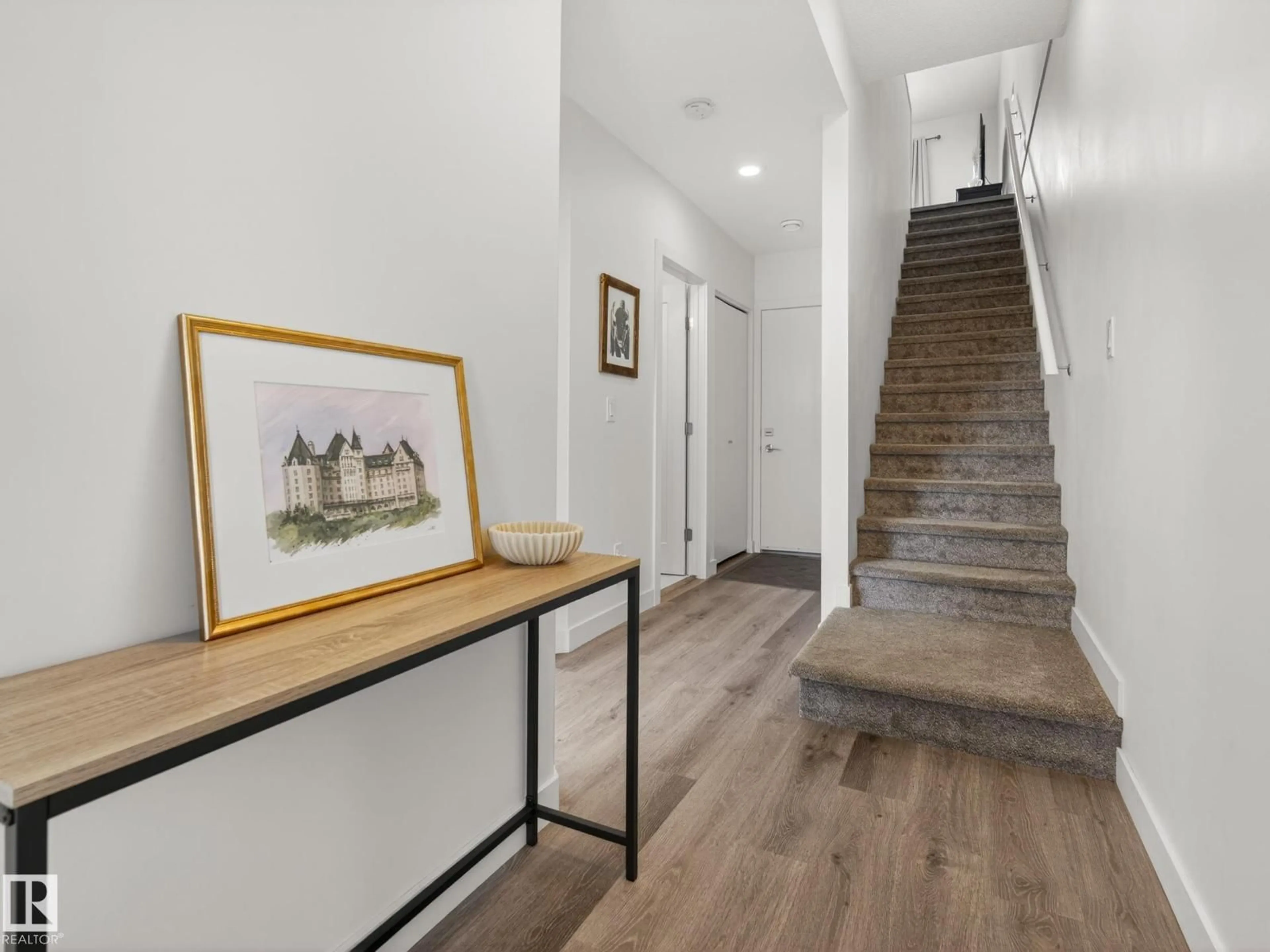 Indoor entryway for 53 100 JENSEN LAKES BV, St. Albert Alberta T8N7T9