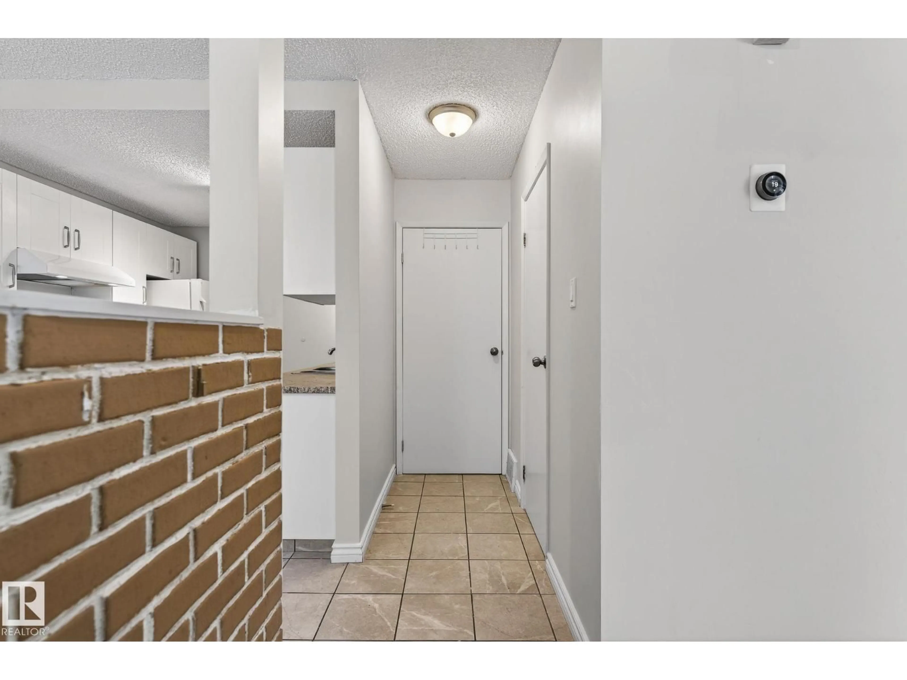 Indoor entryway for 14423 54 ST, Edmonton Alberta T5A3N3