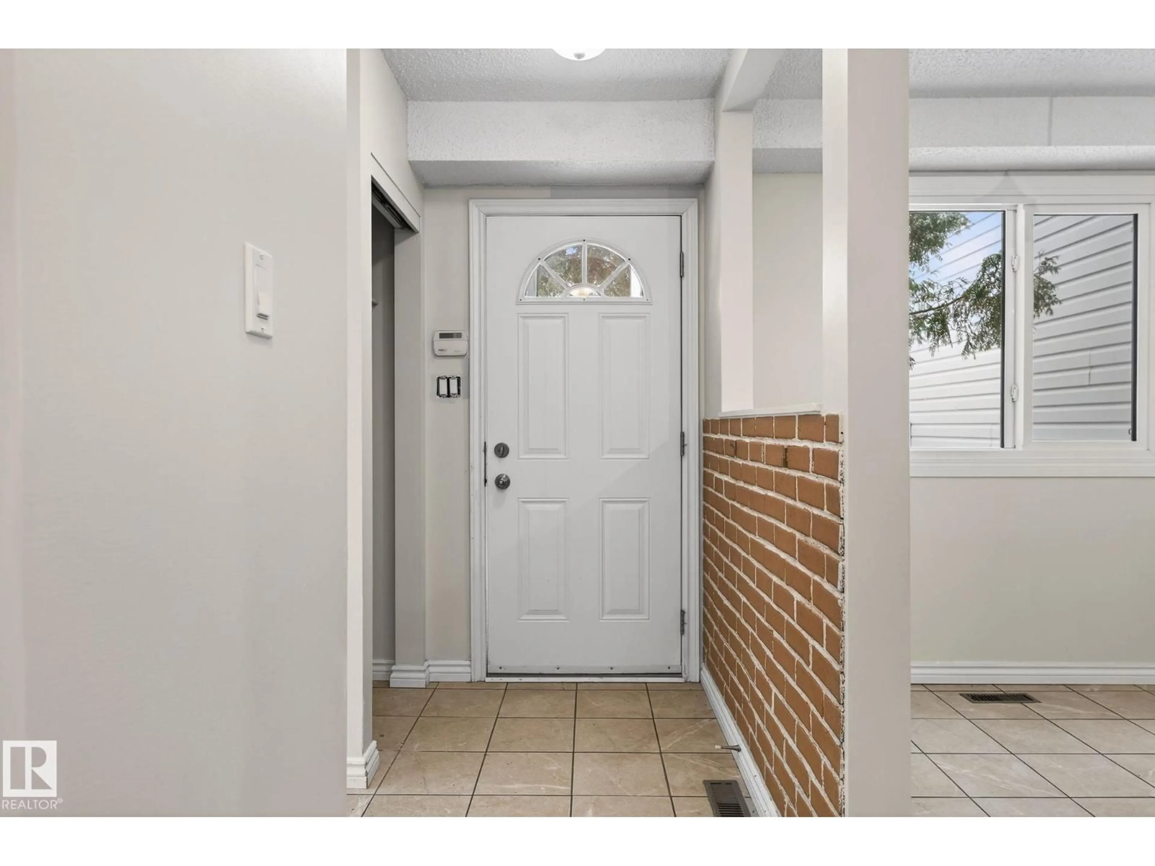 Indoor entryway for 14423 54 ST, Edmonton Alberta T5A3N3