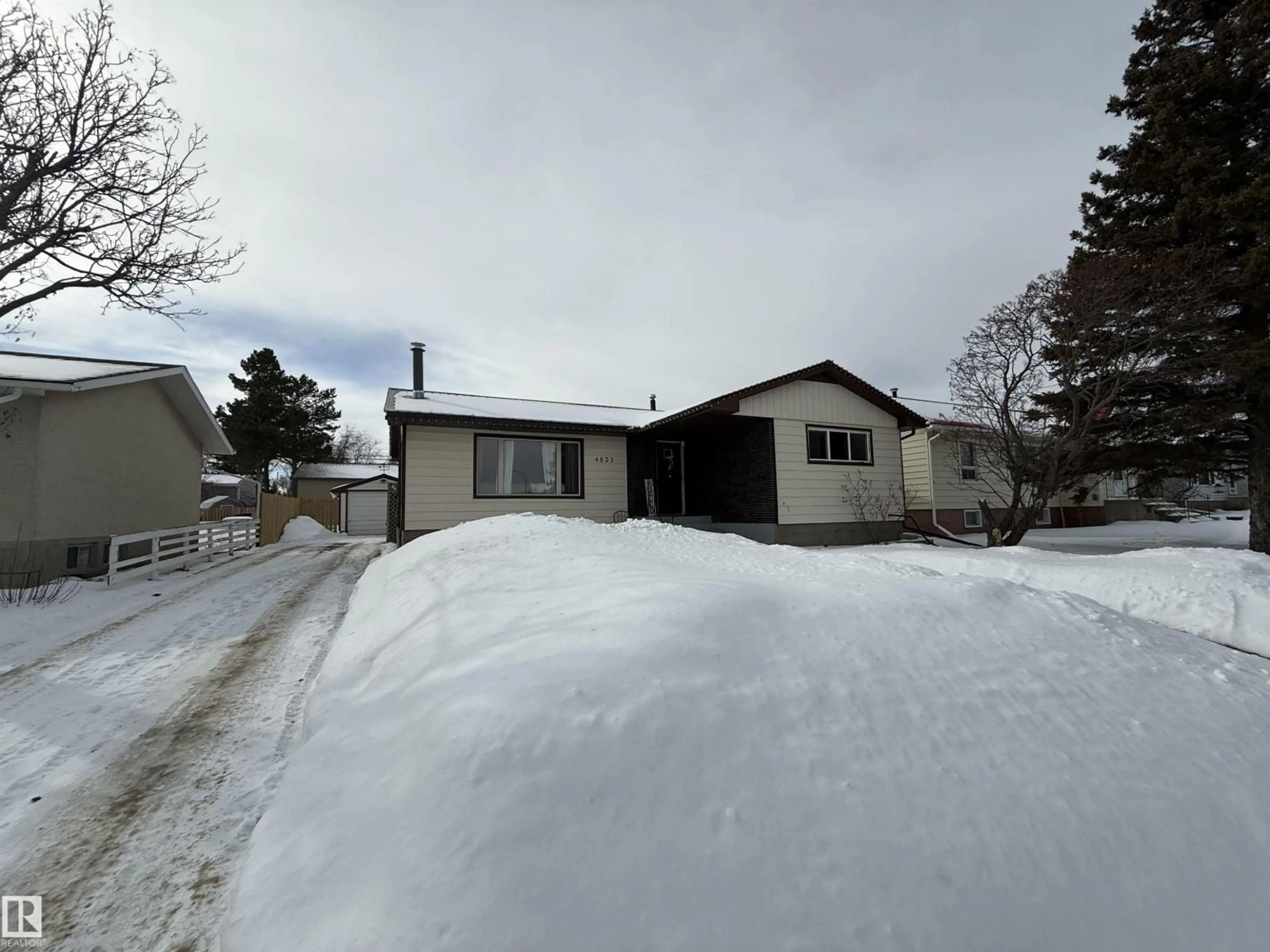 A pic from outside/outdoor area/front of a property/back of a property/a pic from drone, street for 4825 55 AV, Drayton Valley Alberta T7A1B6