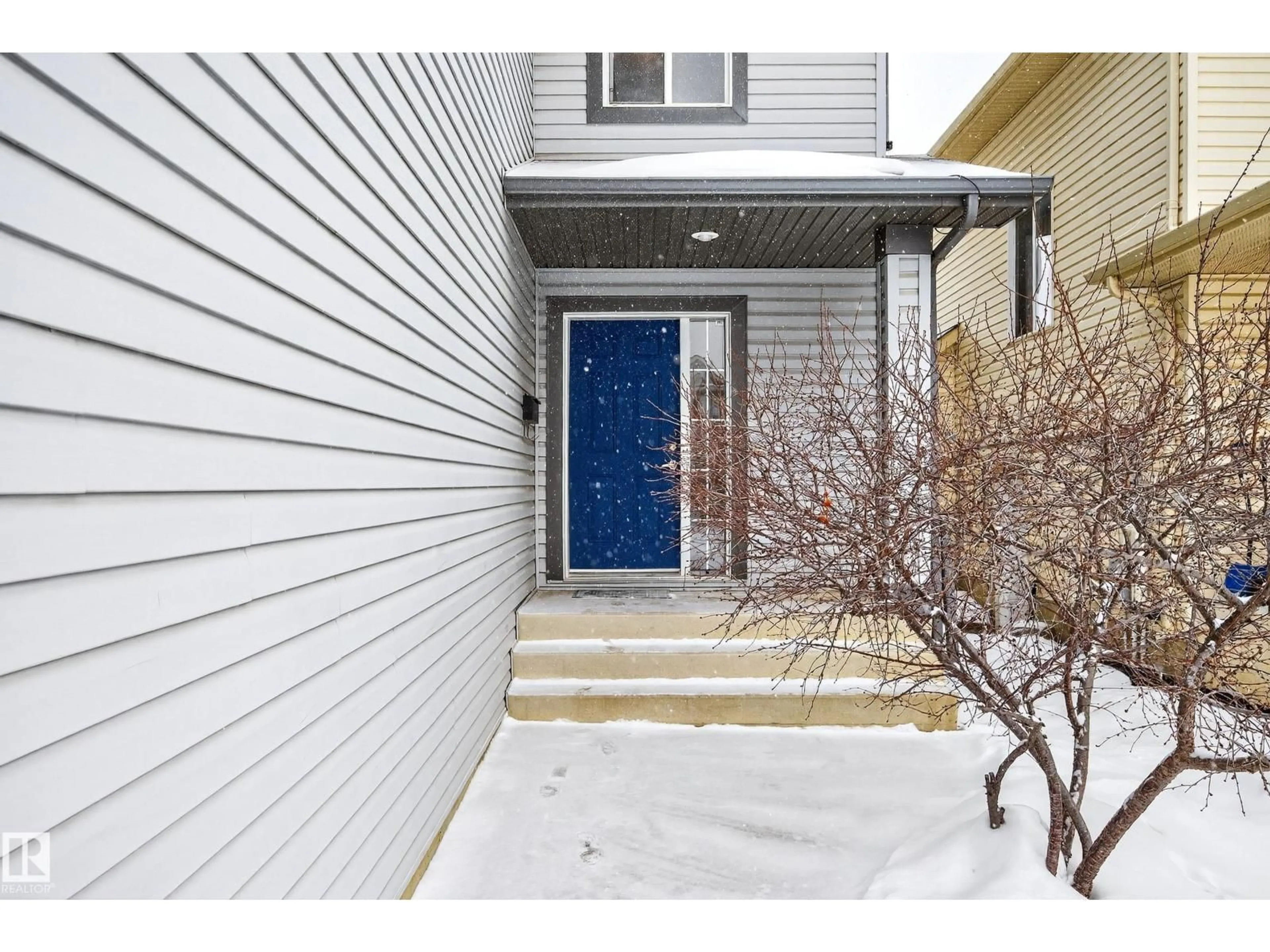Indoor entryway for 14036 145 AVENUE NW, Edmonton Alberta T6V1Y2