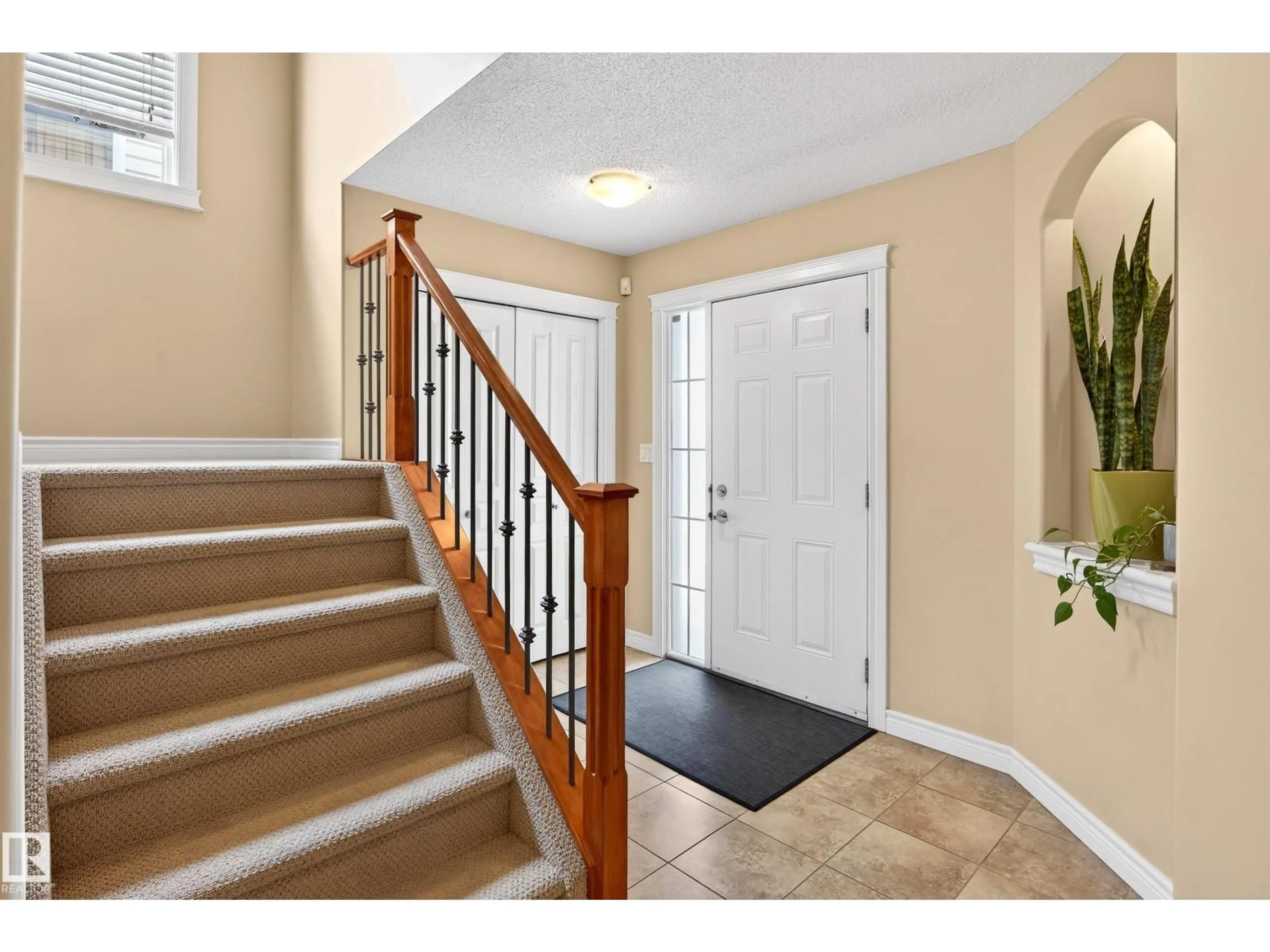 Indoor entryway for 14036 145 AVENUE NW, Edmonton Alberta T6V1Y2