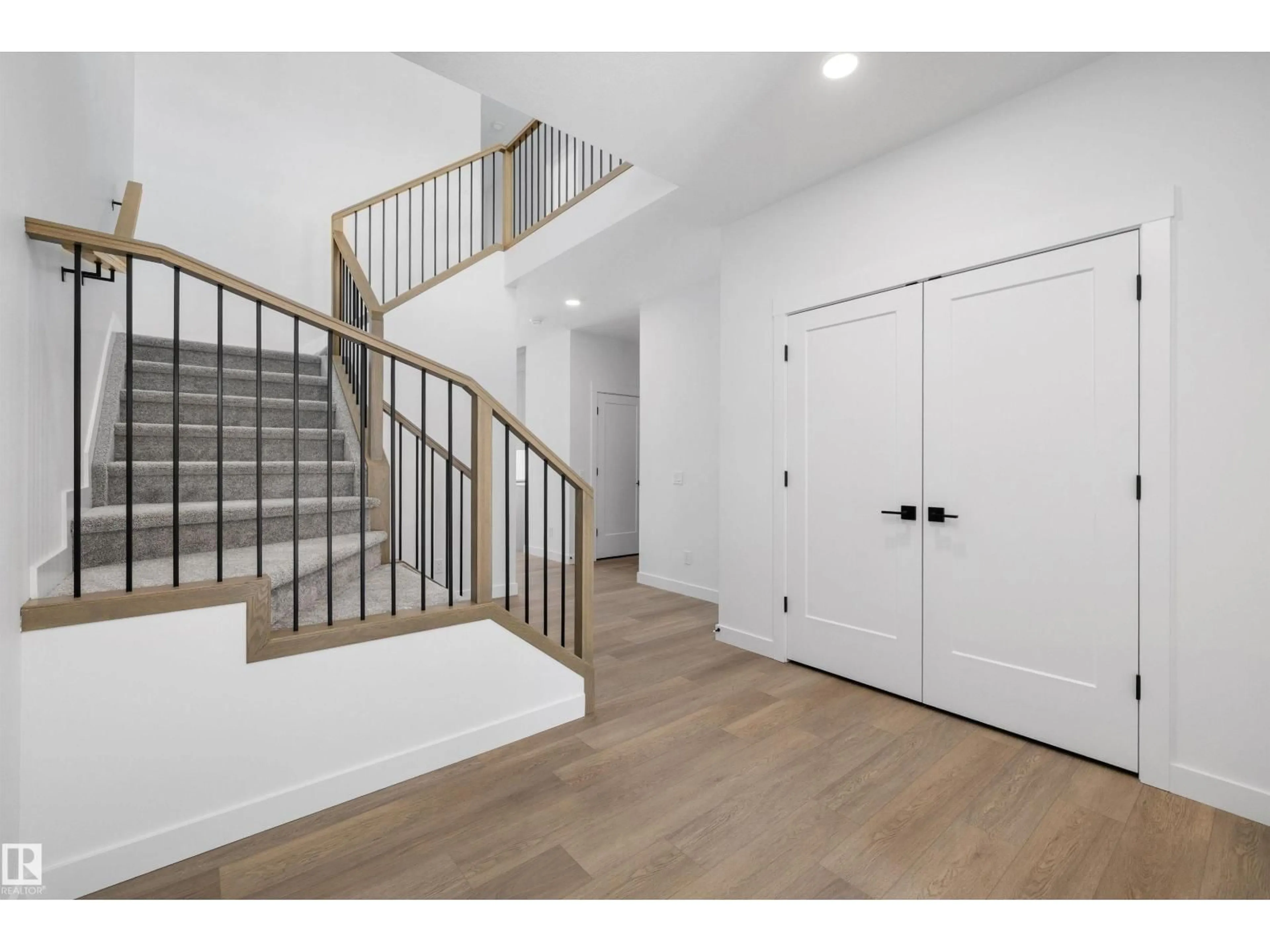 Indoor entryway for 1077 CRISTALL CR, Edmonton Alberta T6W5S6