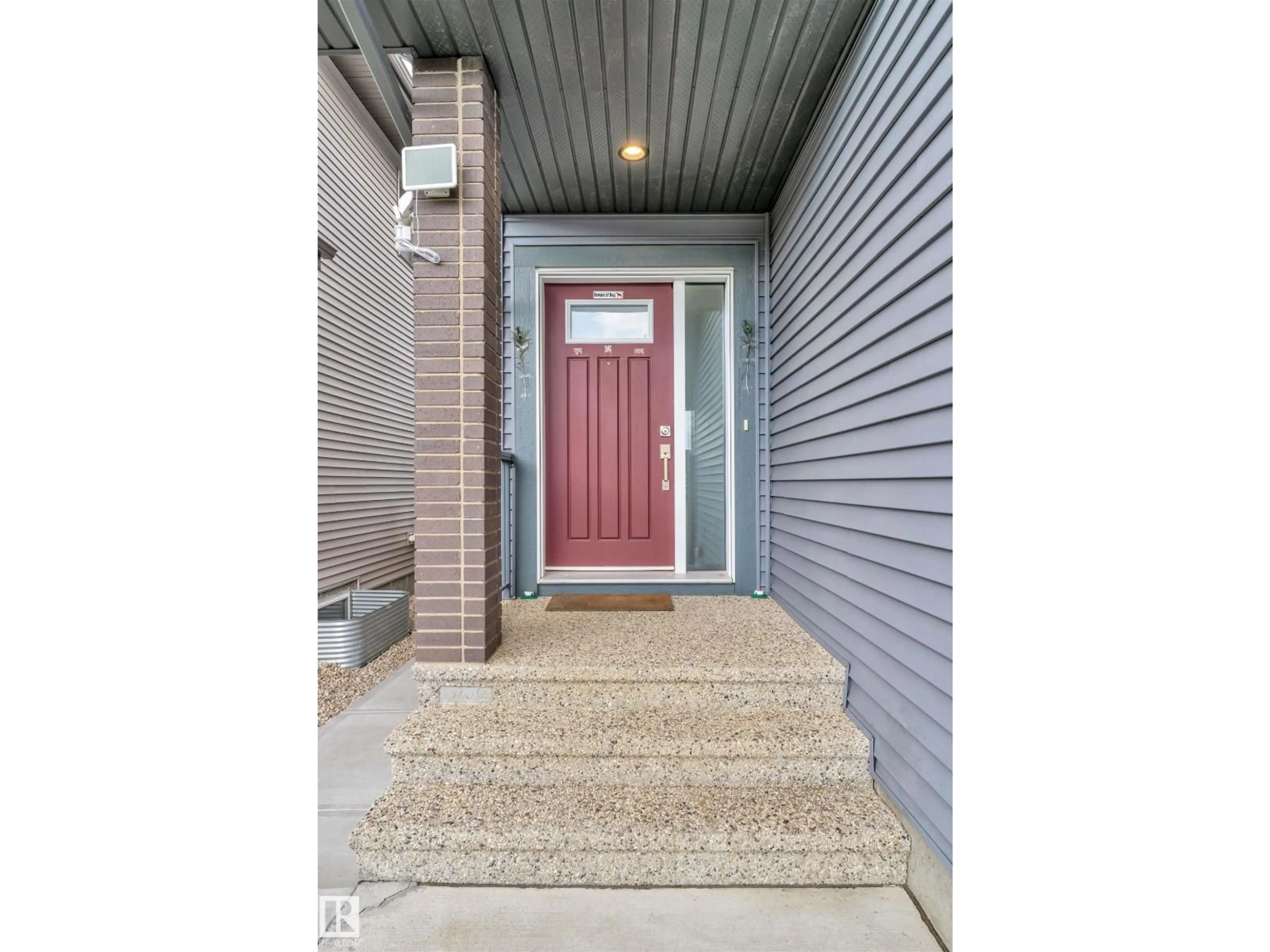 Indoor entryway for 4104 6 AV SW, Edmonton Alberta T6X2J1