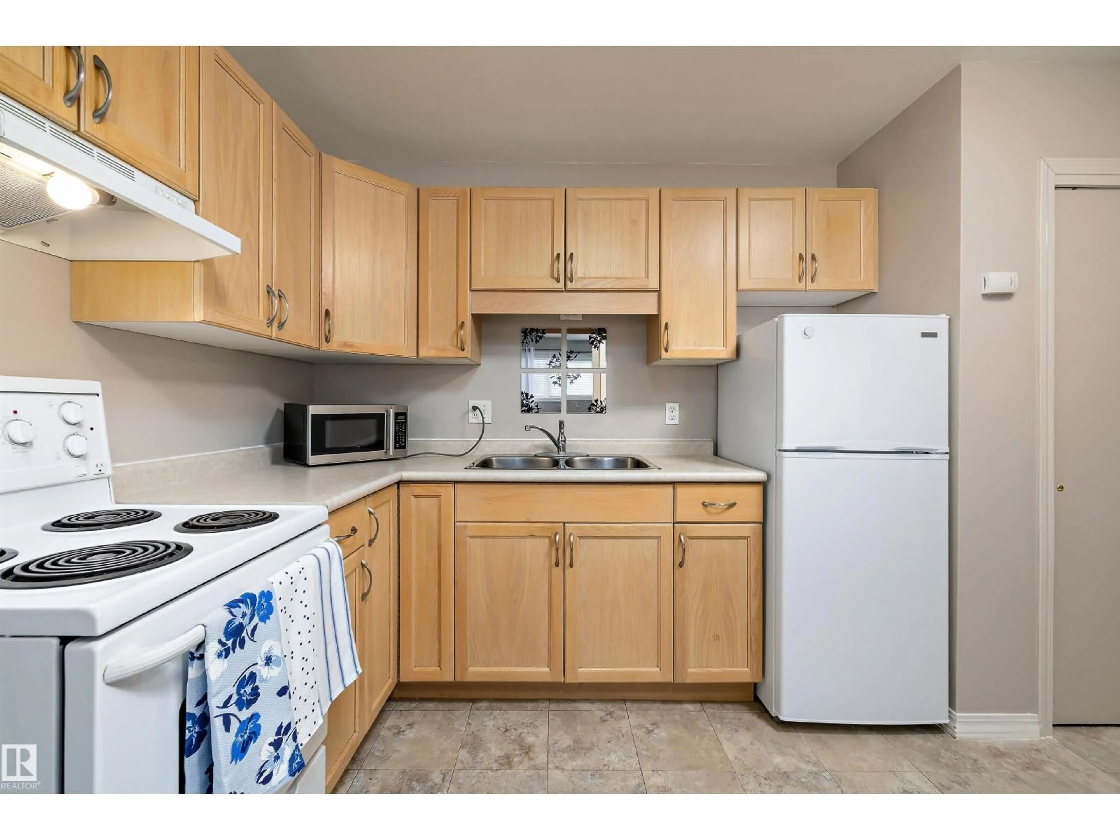 Standard kitchen, unknown for #4 - 8803 101 ST, Edmonton Alberta T6E3Z9