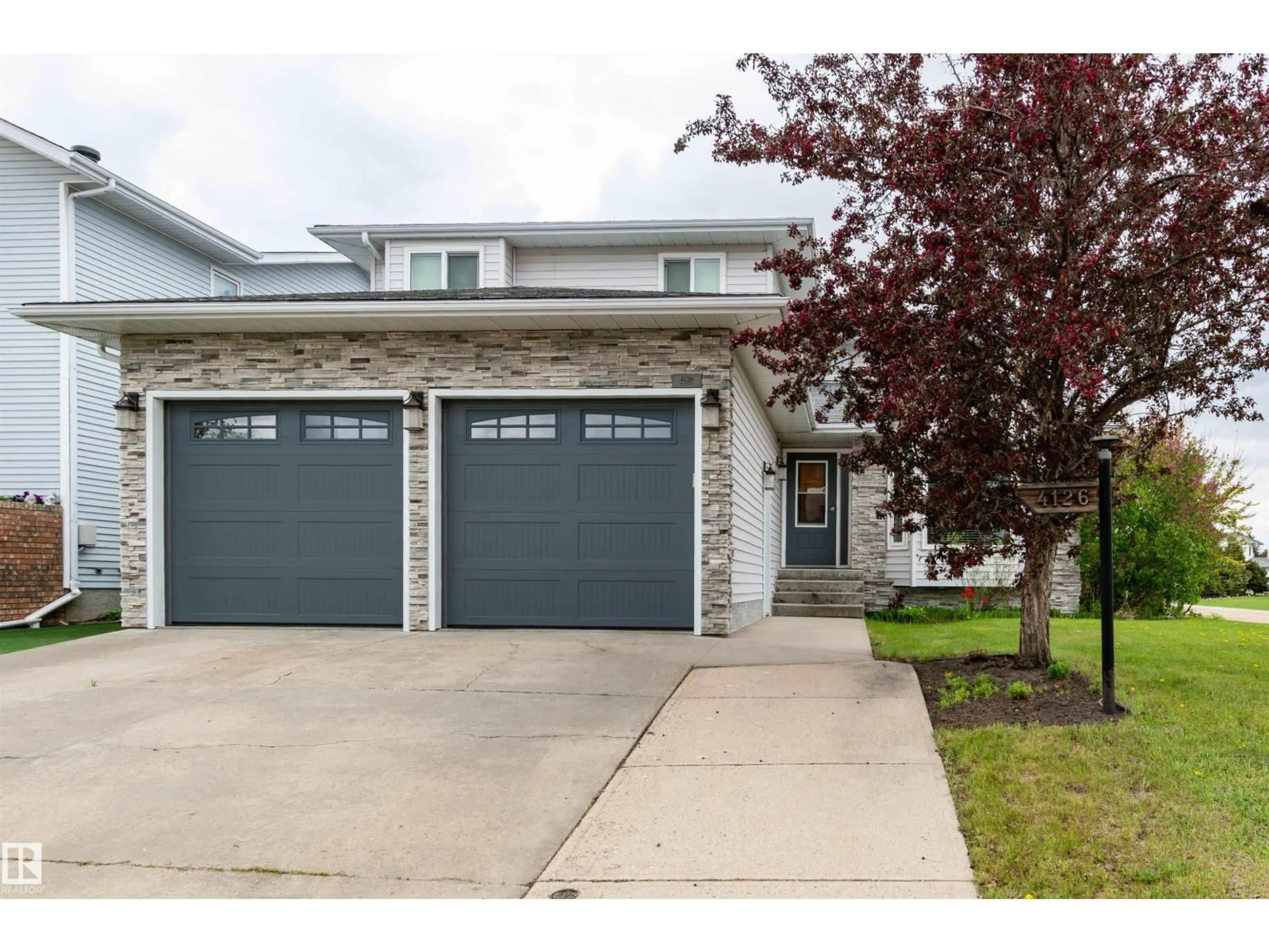 Indoor garage for 4126 46 ST, Vegreville Alberta T9C1C2