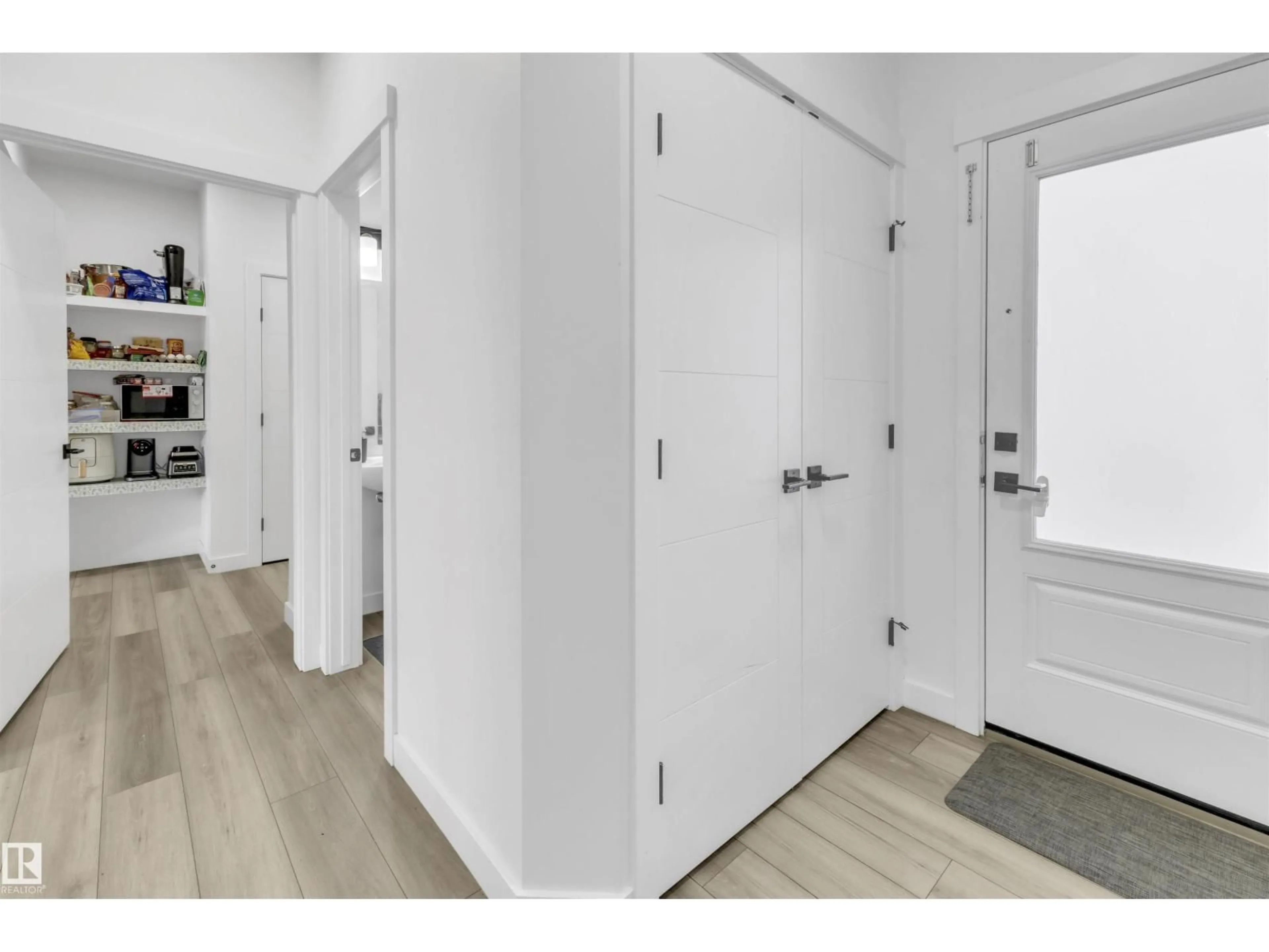 Indoor entryway for 1424 15 ST, Edmonton Alberta T6T2S2