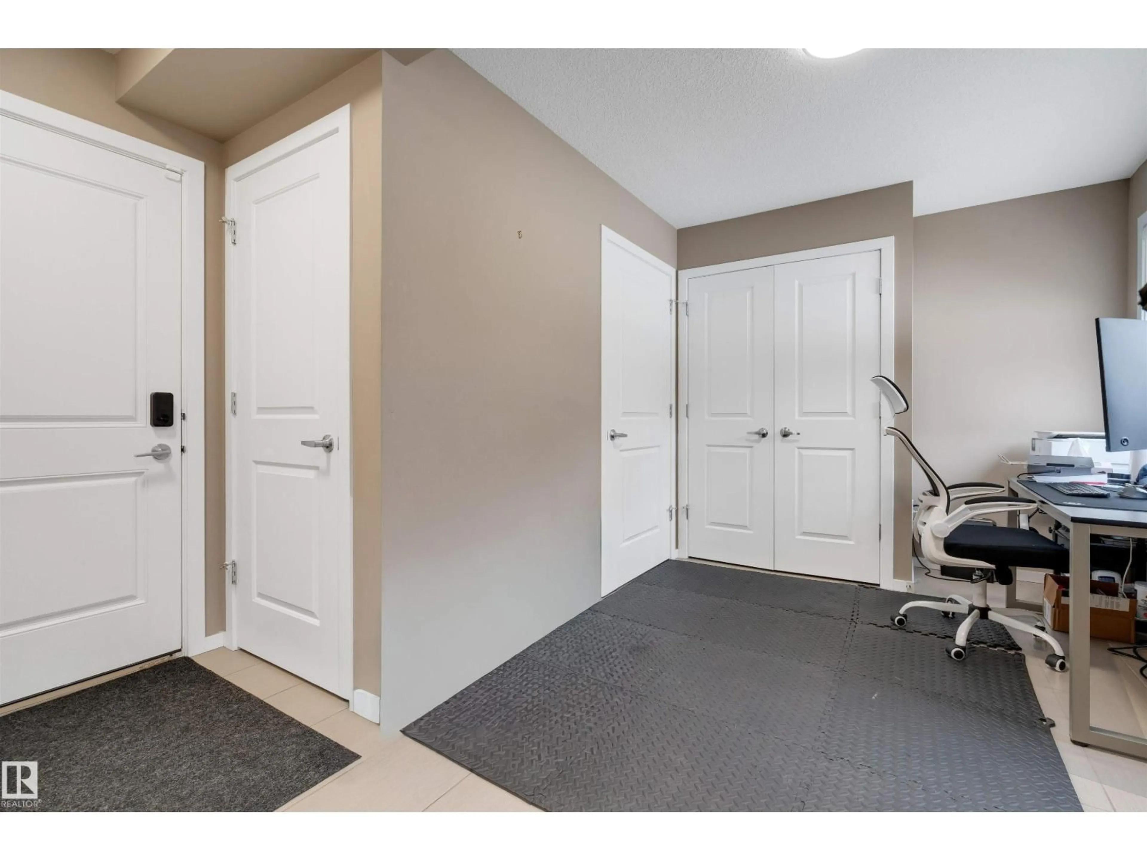 Indoor entryway for 47 - 1075 ROSENTHAL BV, Edmonton Alberta T5T7G5