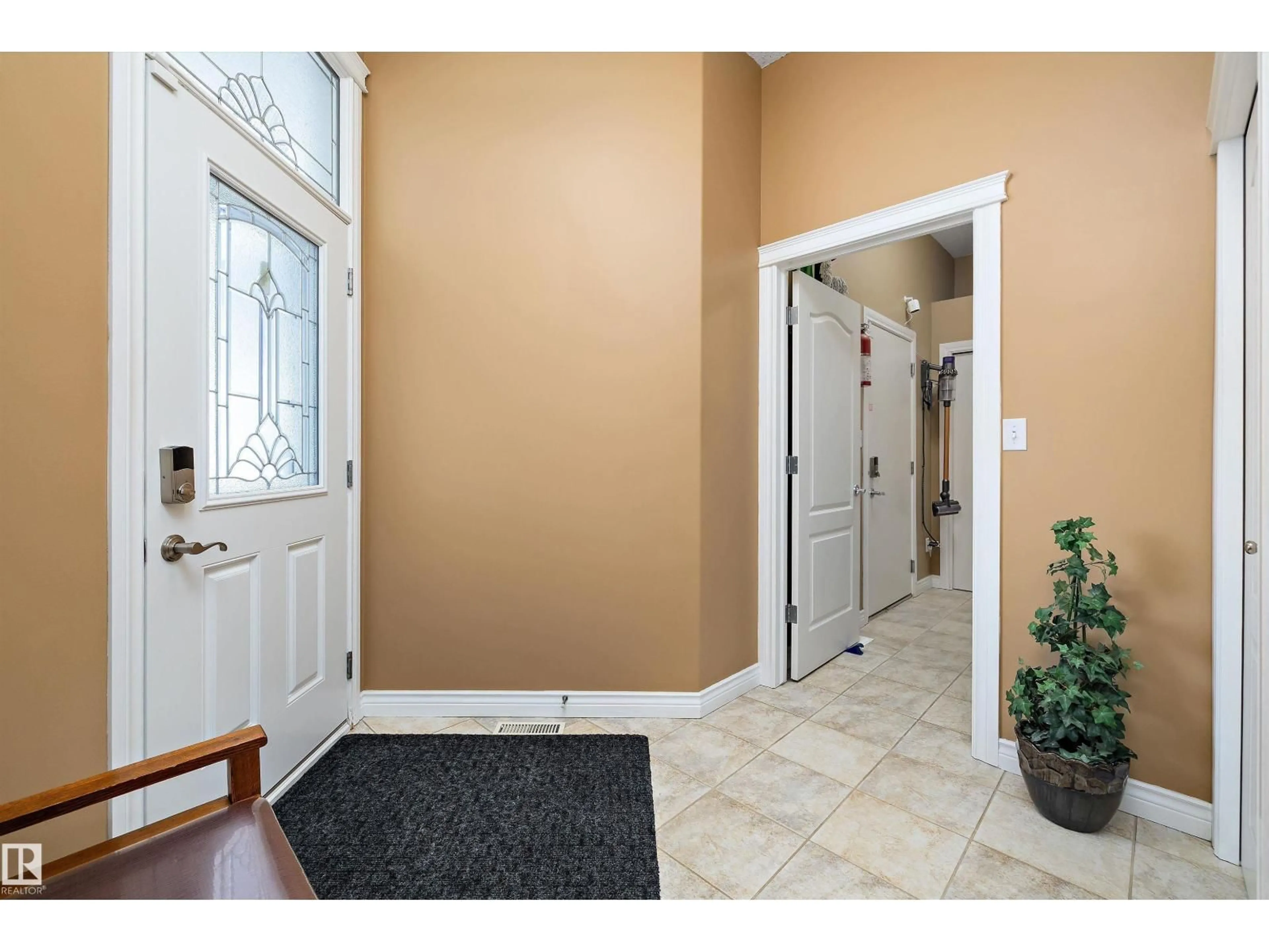 Indoor entryway for 165 RIDGEBROOK RD, Sherwood Park Alberta T8A6M2